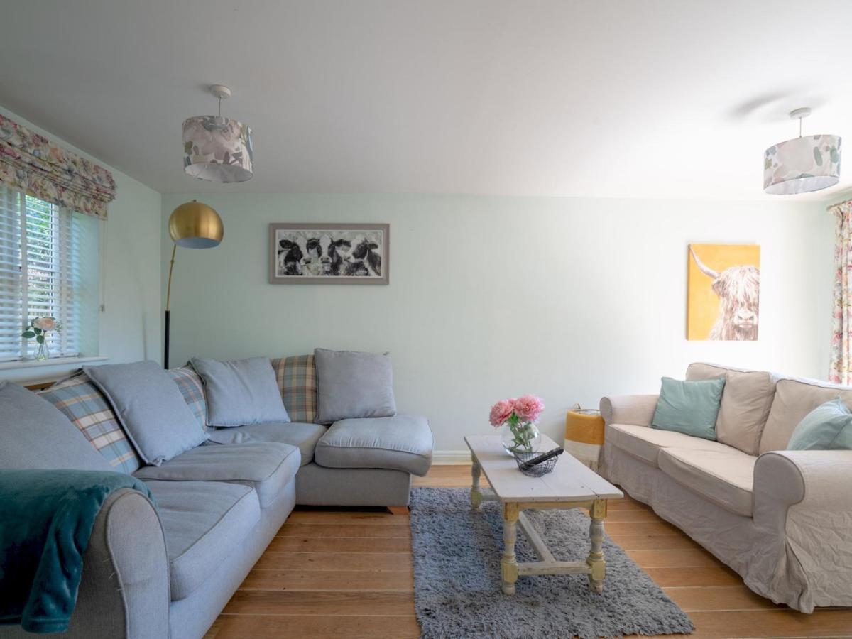 Pass The Keys Lovely 4 Bedroom Family With Garden Parking *