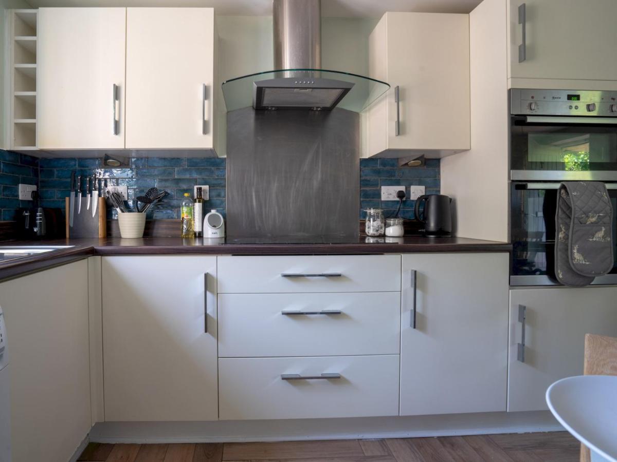 Pass The Keys Lovely 4 Bedroom Family With Garden Parking Holiday home *