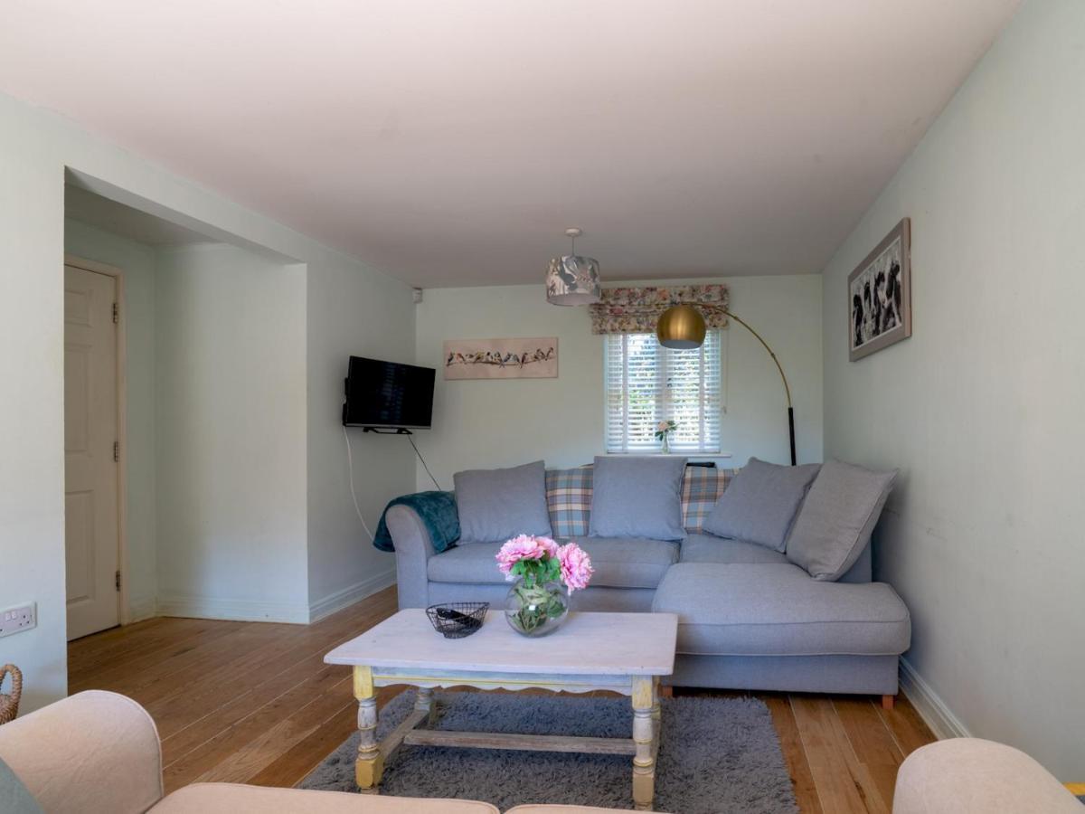Pass The Keys Lovely 4 Bedroom Family With Garden Parking Holiday home