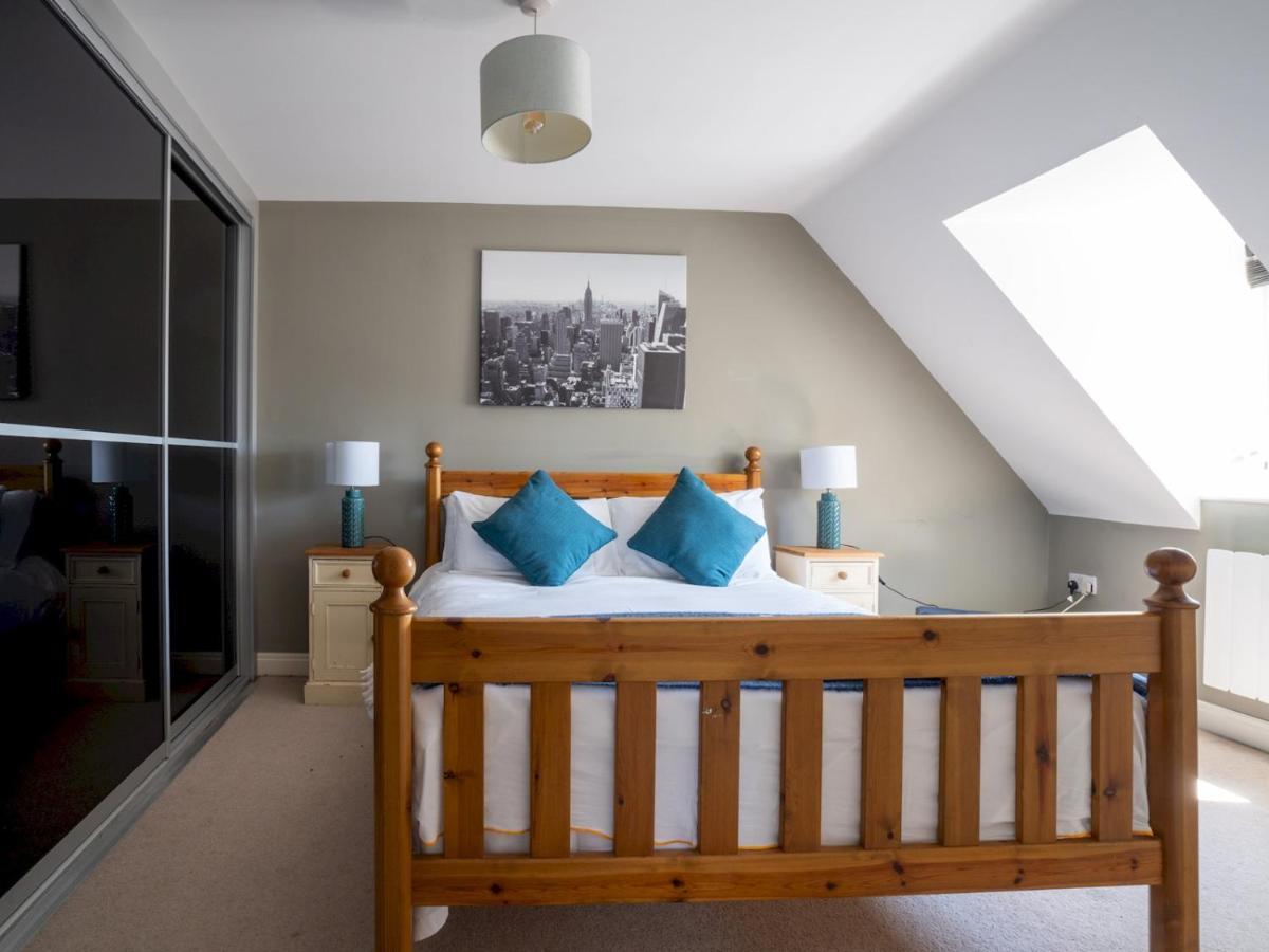 Pass The Keys Lovely 4 Bedroom Family With Garden Parking Holiday home Cheltenham