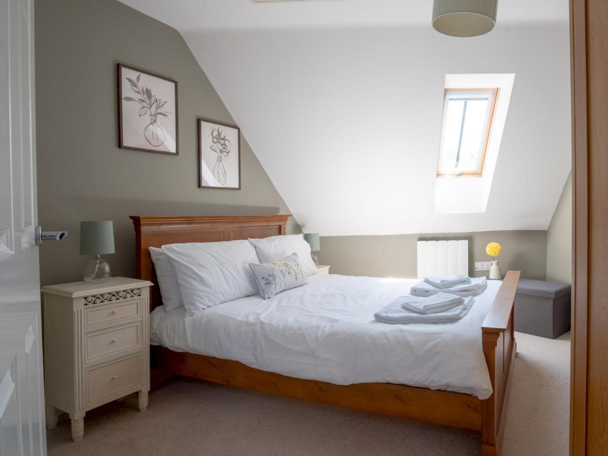 Pass The Keys Lovely 4 Bedroom Family With Garden Parking Holiday home *