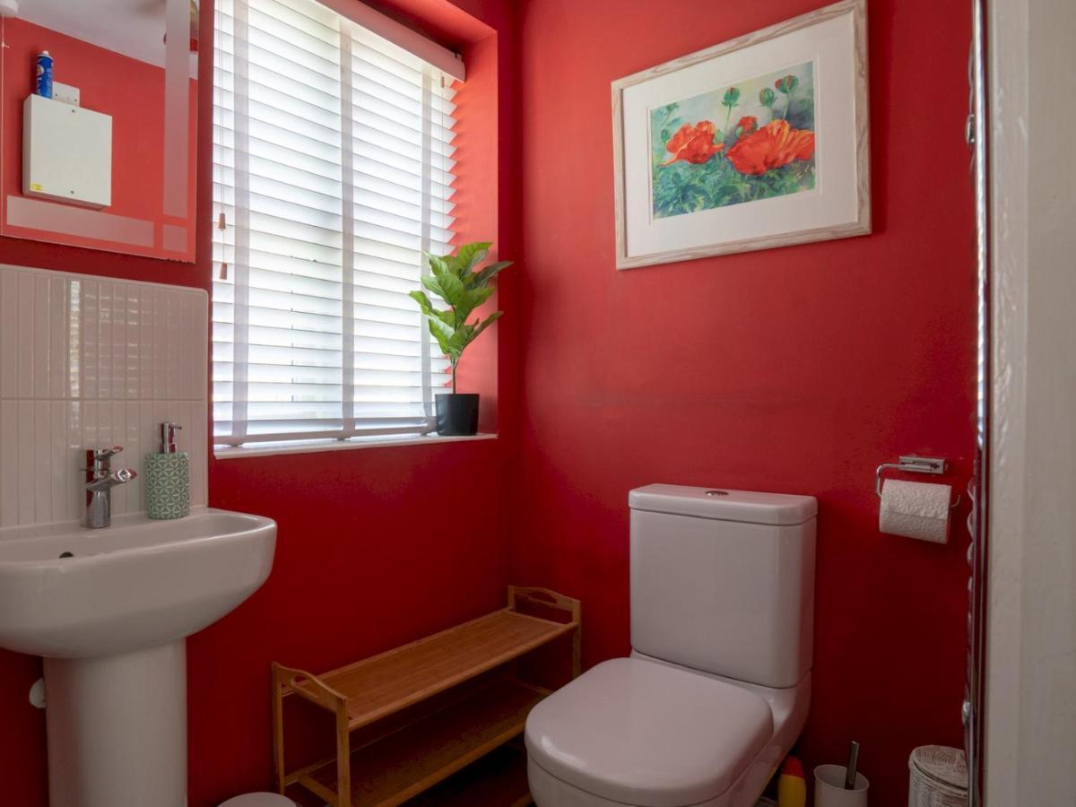 Pass The Keys Lovely 4 Bedroom Family With Garden Parking