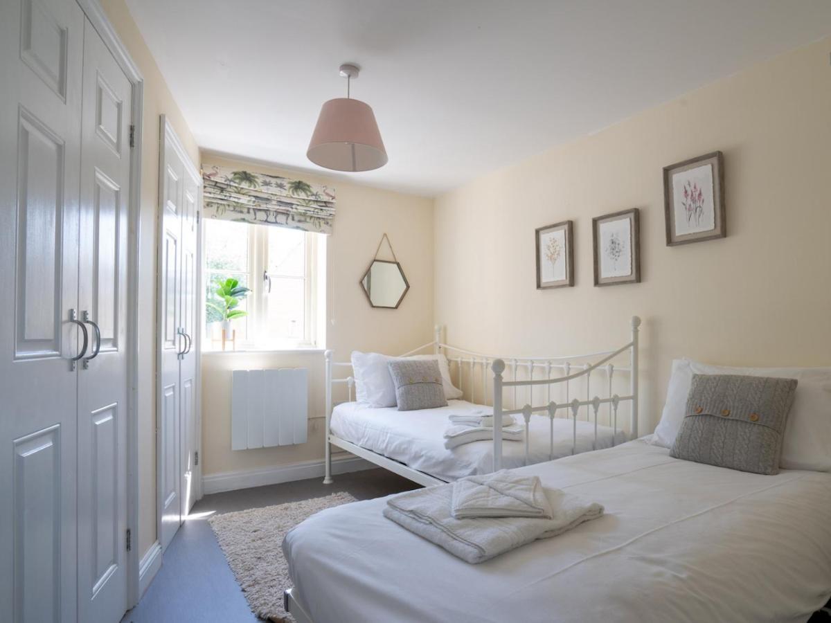 Pass The Keys Lovely 4 Bedroom Family With Garden Parking Holiday home