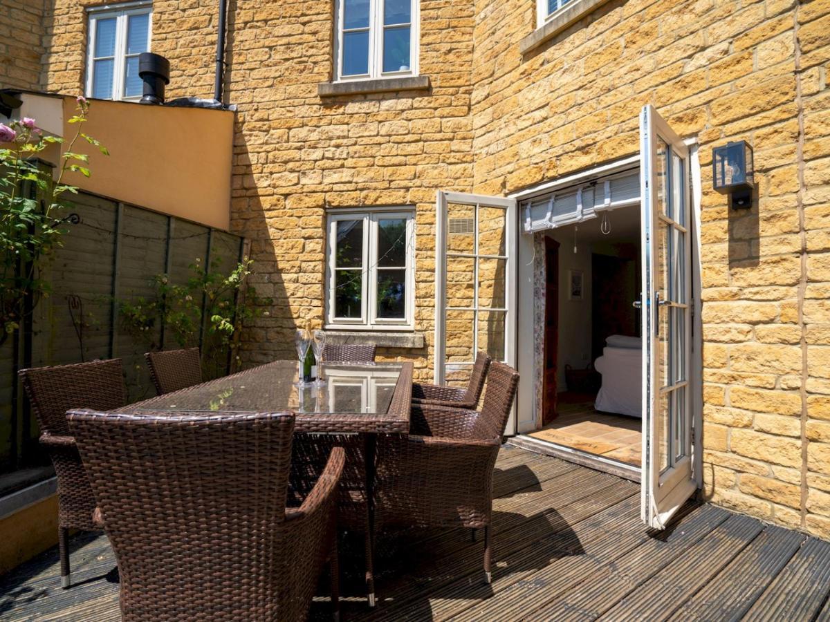 Pass The Keys Lovely 4 Bedroom Family With Garden Parking *