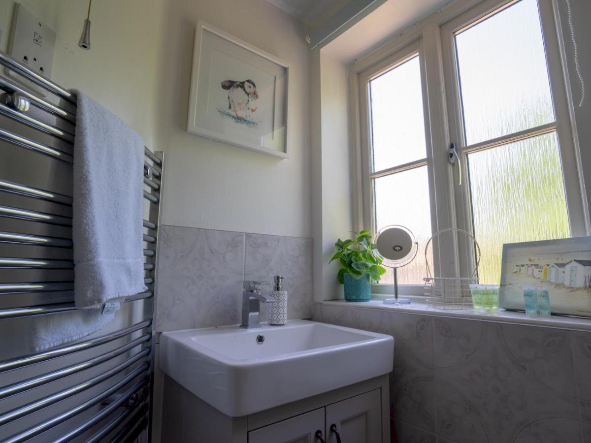 Pass The Keys Lovely 4 Bedroom Family With Garden Parking Holiday home *