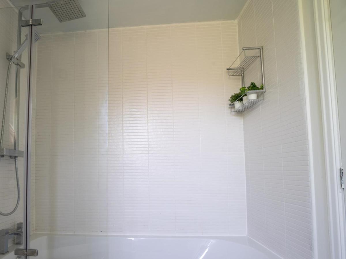Pass The Keys Lovely 4 Bedroom Family With Garden Parking *