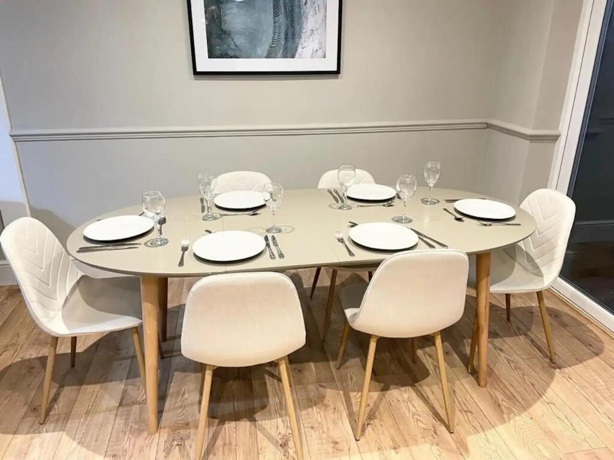 Comfortable 5-bedroom House In Apartment Cheltenham
