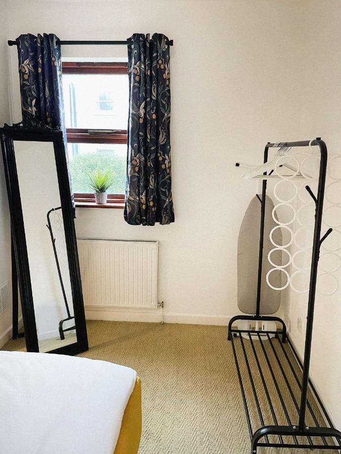 Holiday home 3 Bed In Town Centre With Free Parking For 1 Car *
