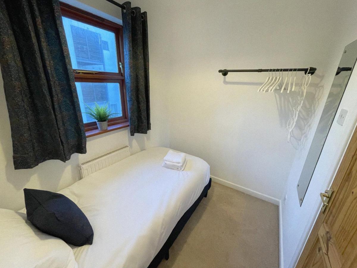 3 Bed In Town Centre With Free Parking For 1 Car * Cheltenham