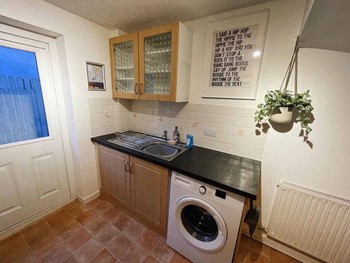 Holiday home 3 Bed In Town Centre With Free Parking For 1 Car *