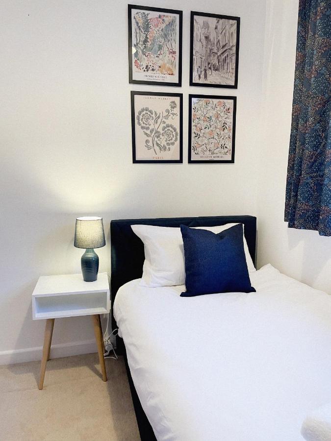 Holiday home 3 Bed In Town Centre With Free Parking For 1 Car *