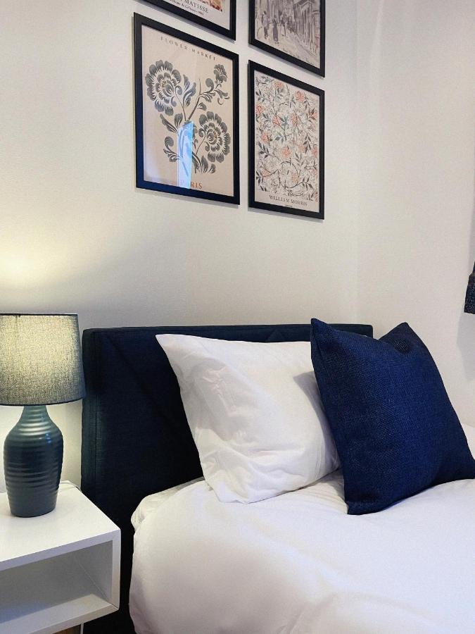 Holiday home 3 Bed In Town Centre With Free Parking For 1 Car *