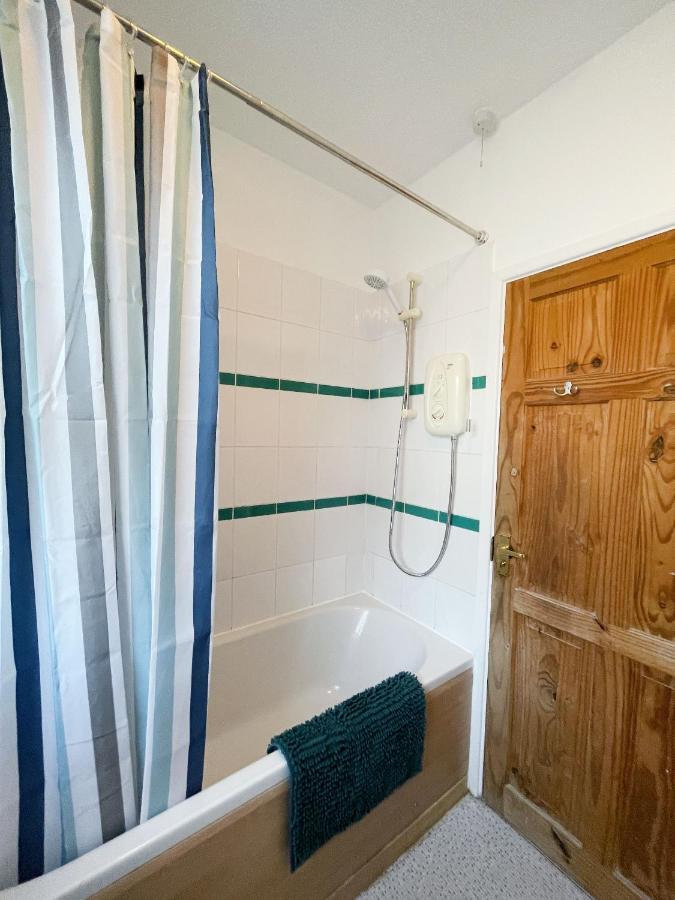 Holiday home 3 Bed In Town Centre With Free Parking For 1 Car *