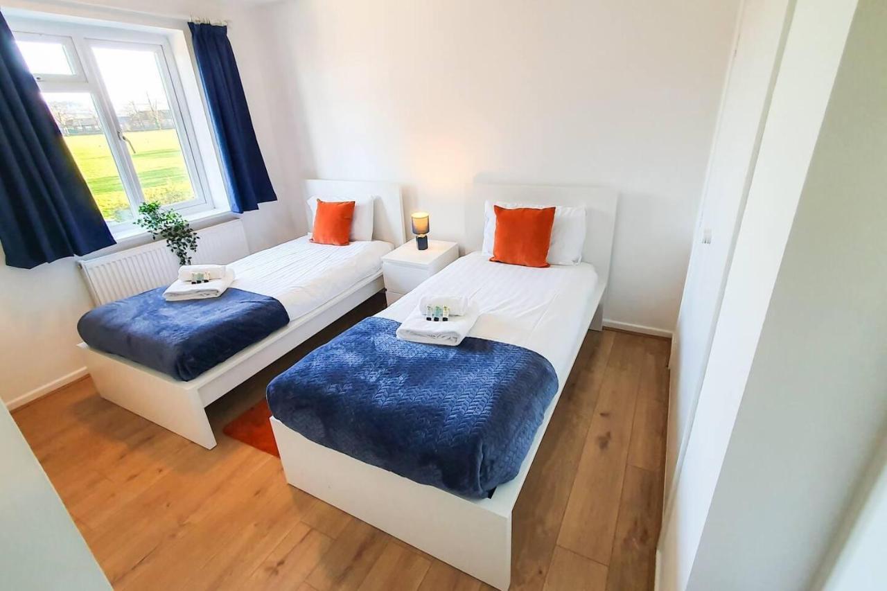 Impeccable 4-bed House In Holiday home