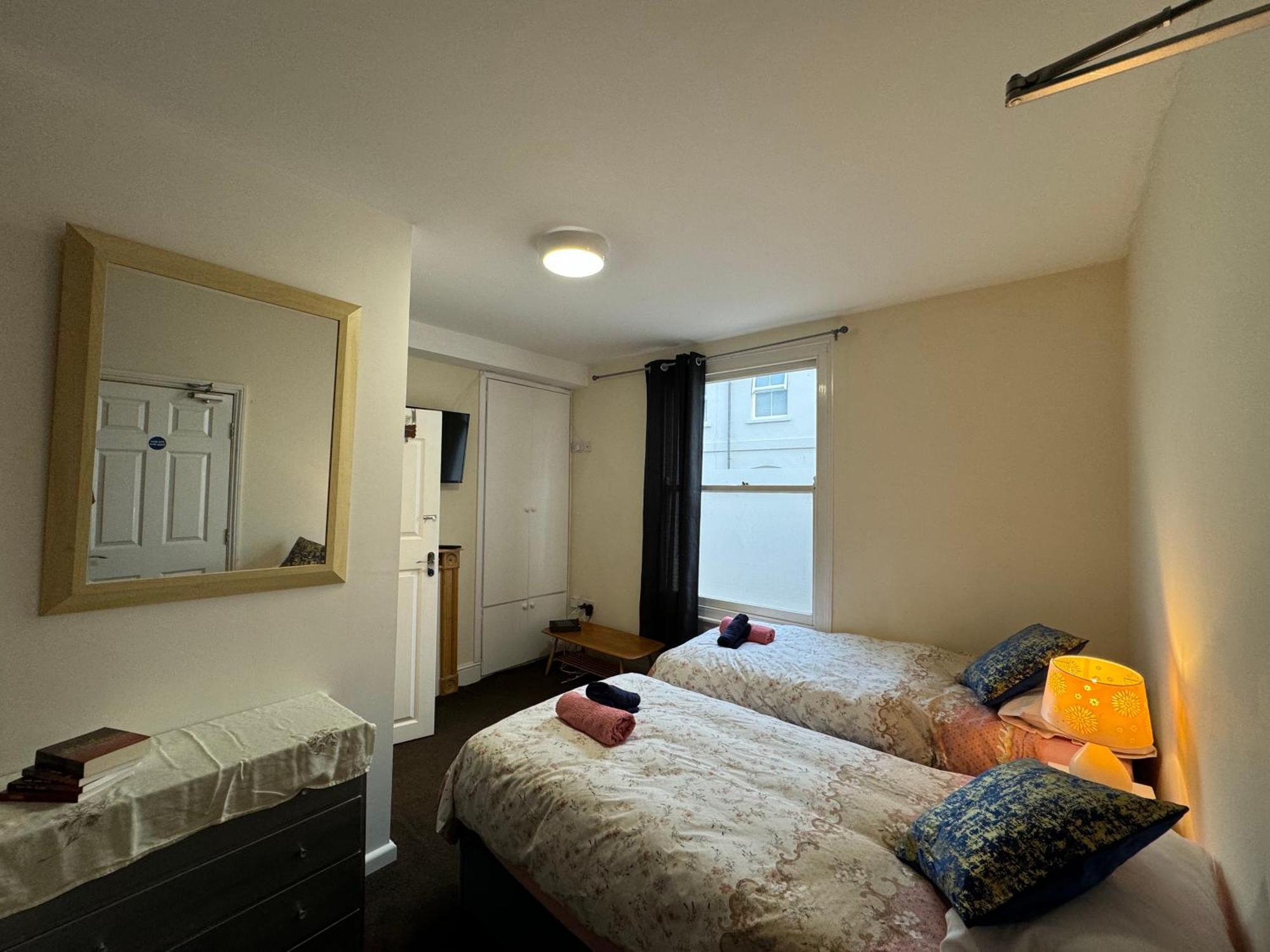 Homestay Comfortable Away From Home, Town Centre, Free Parking,multiple