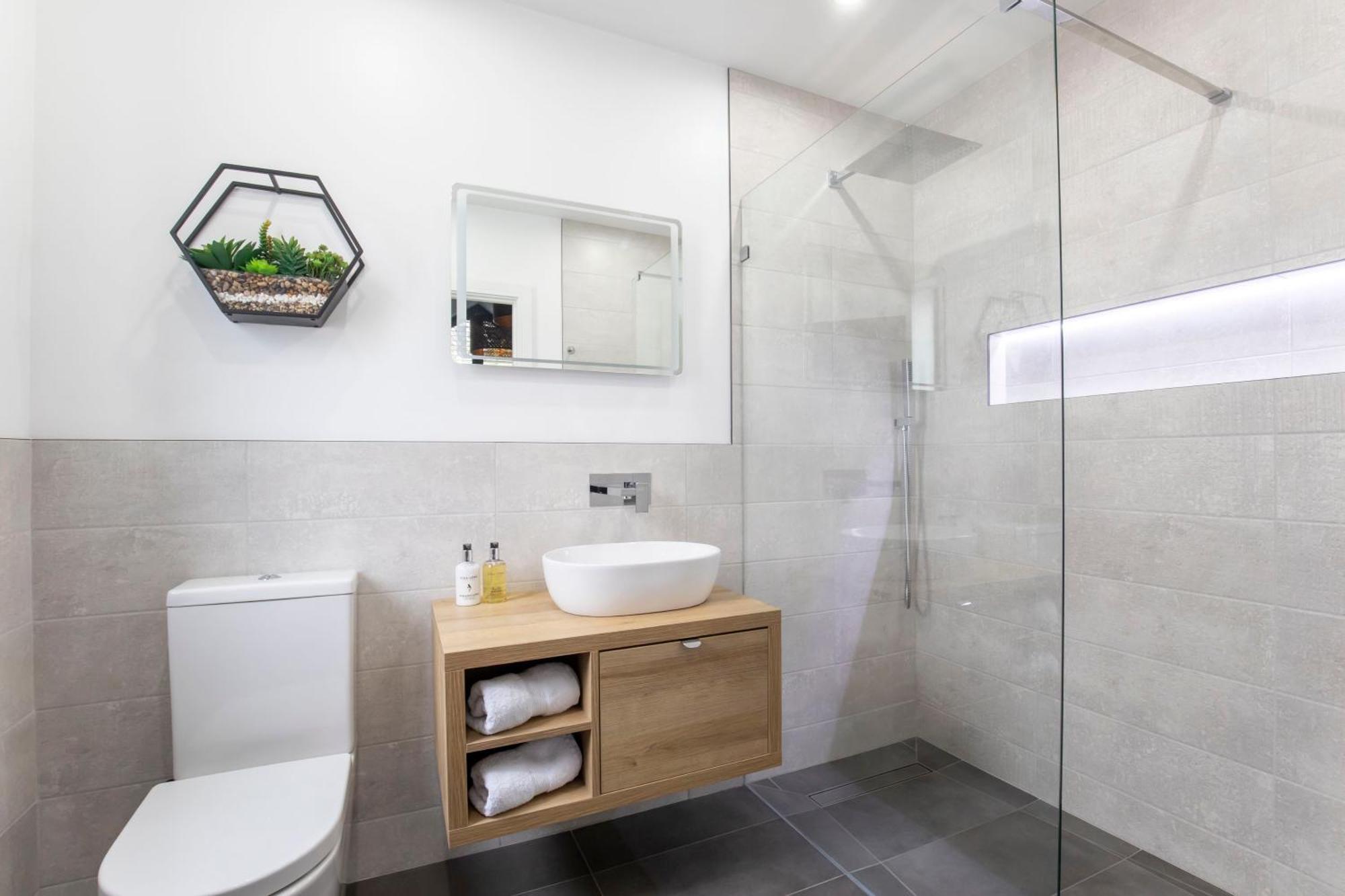 Apartment Elliot Oliver - Luxurious 6 Bedroom With Hot Tub & Log Burner *
