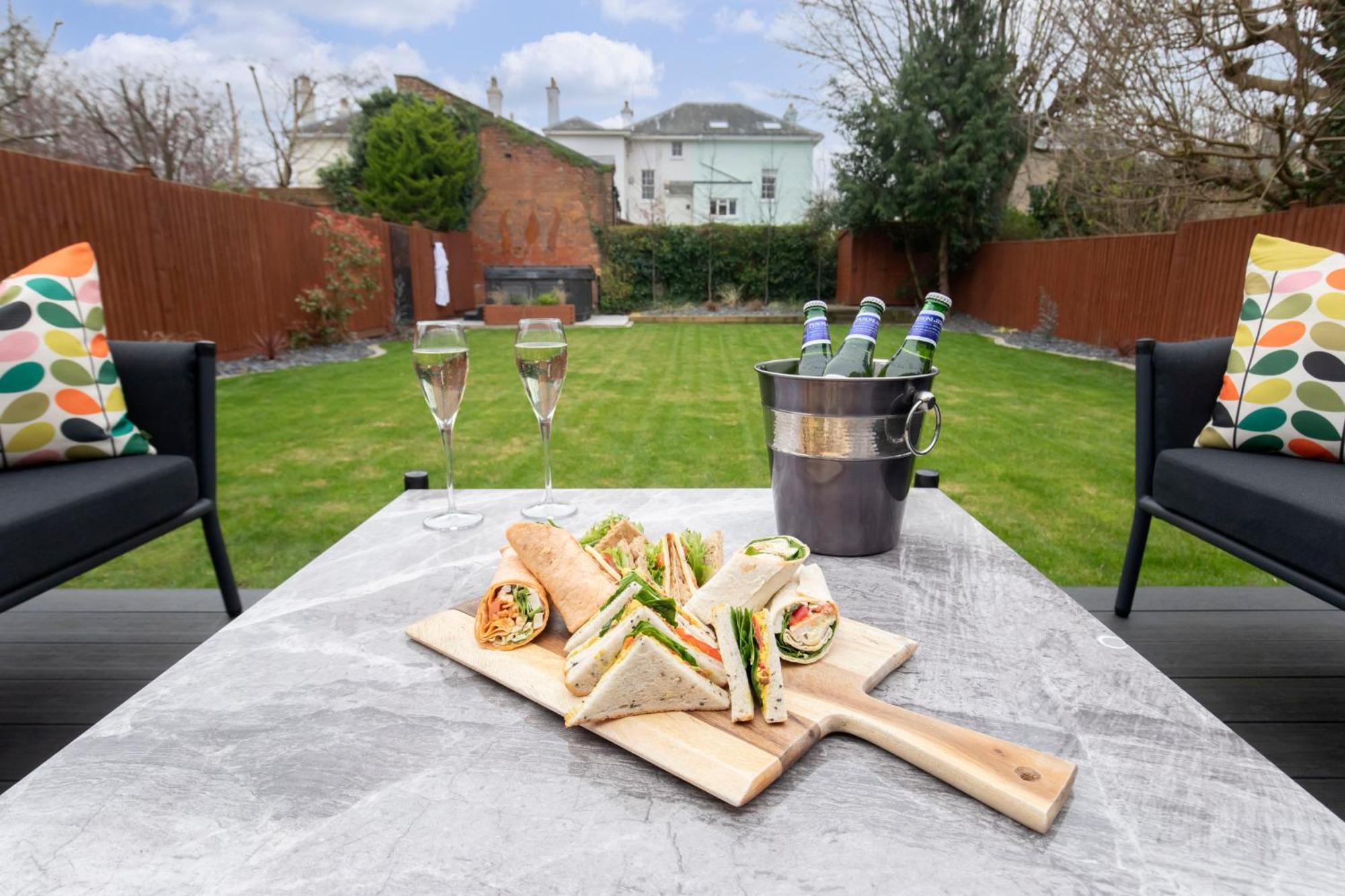Elliot Oliver - Luxurious 6 Bedroom With Hot Tub & Log Burner * Cheltenham