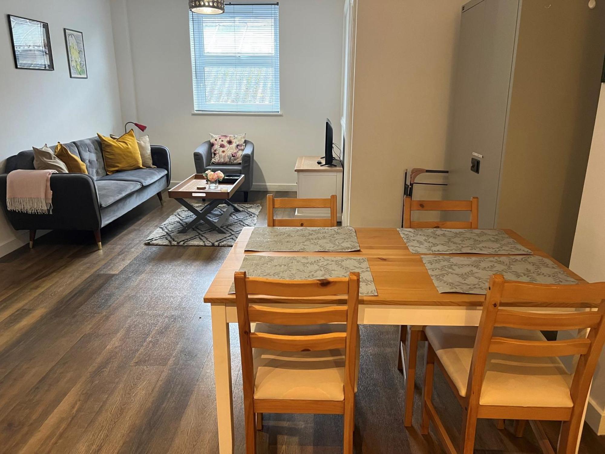 Immaculate 2-bed Town Centre Apartment *