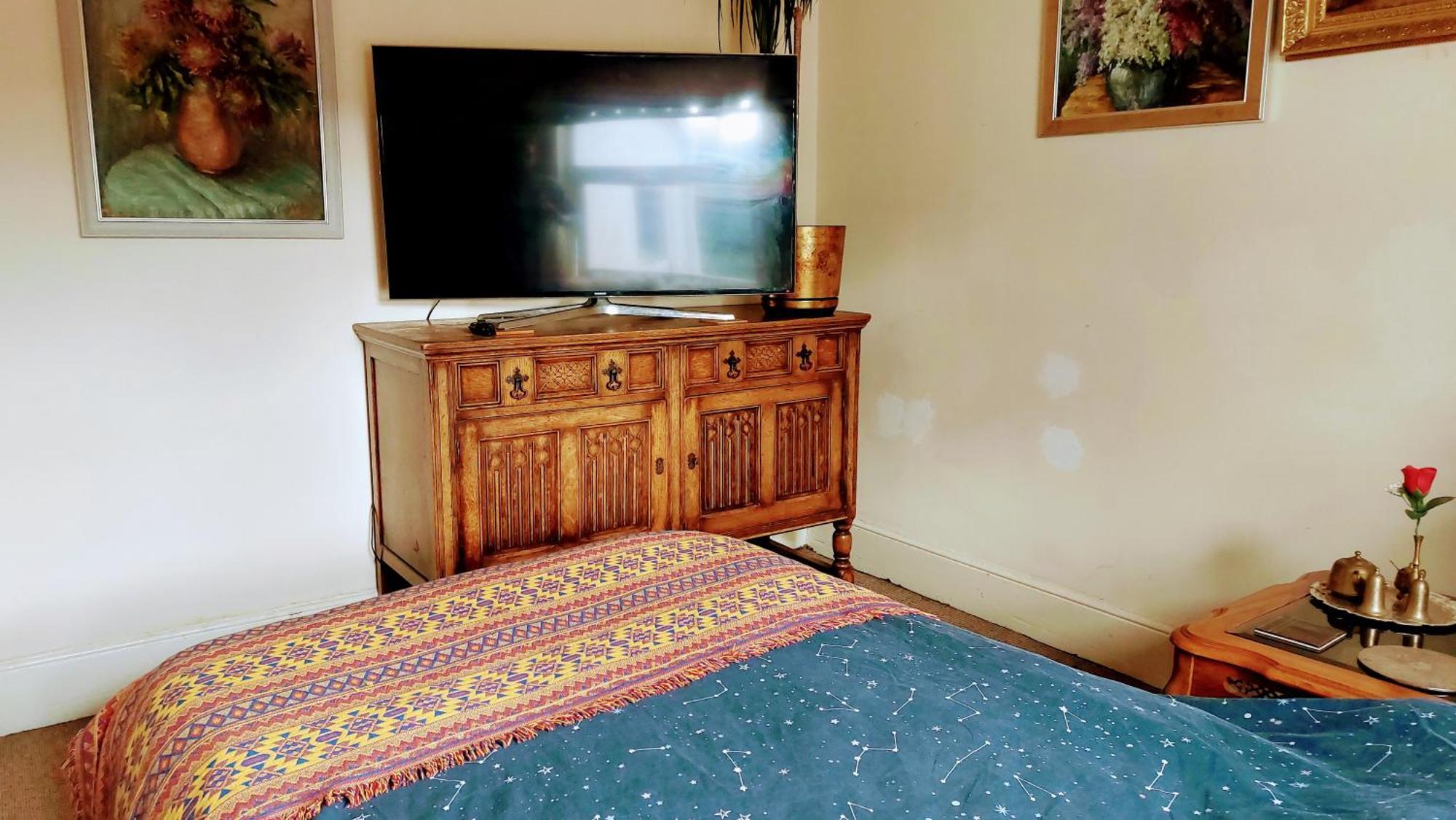 Racecourse In With Bathroom Access. Apartment