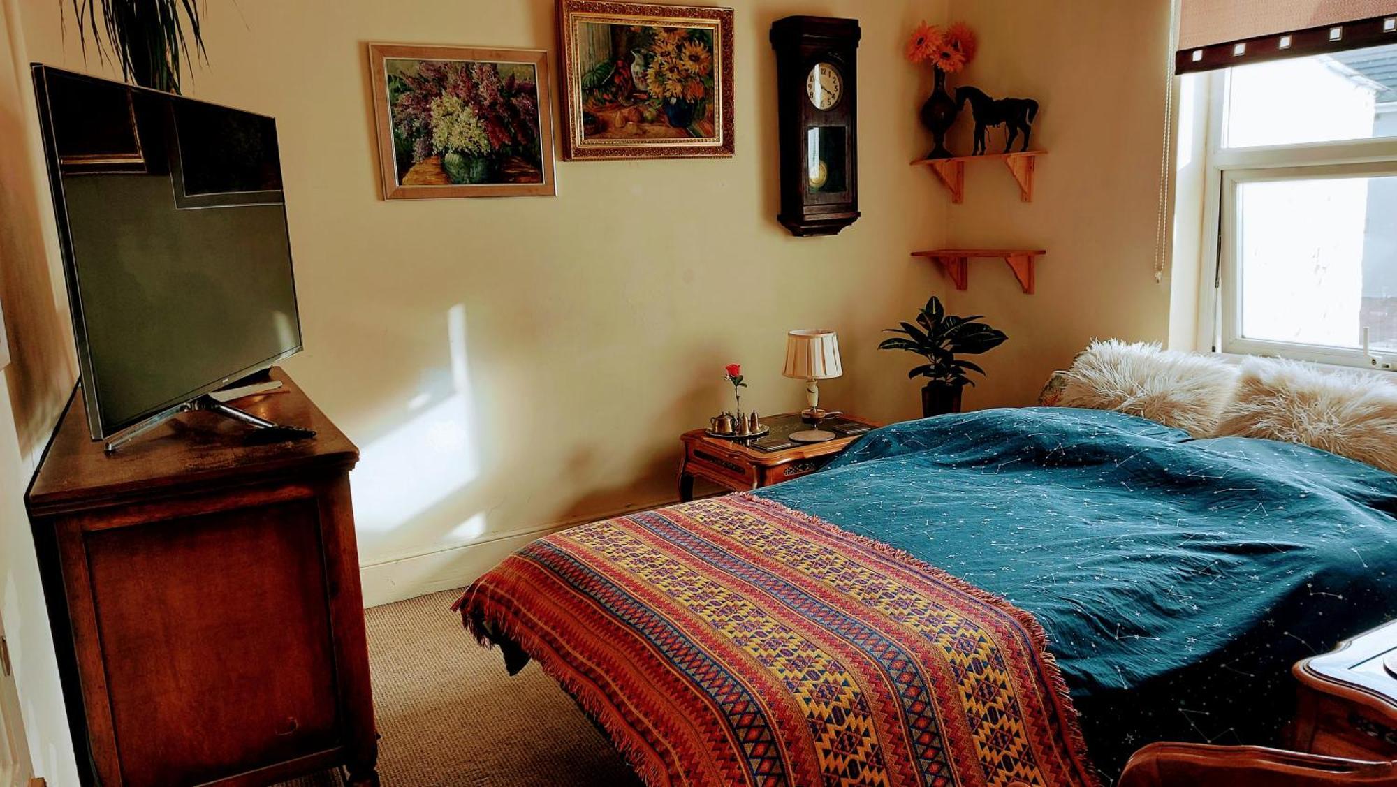 Apartment Racecourse In With Bathroom Access. Cheltenham