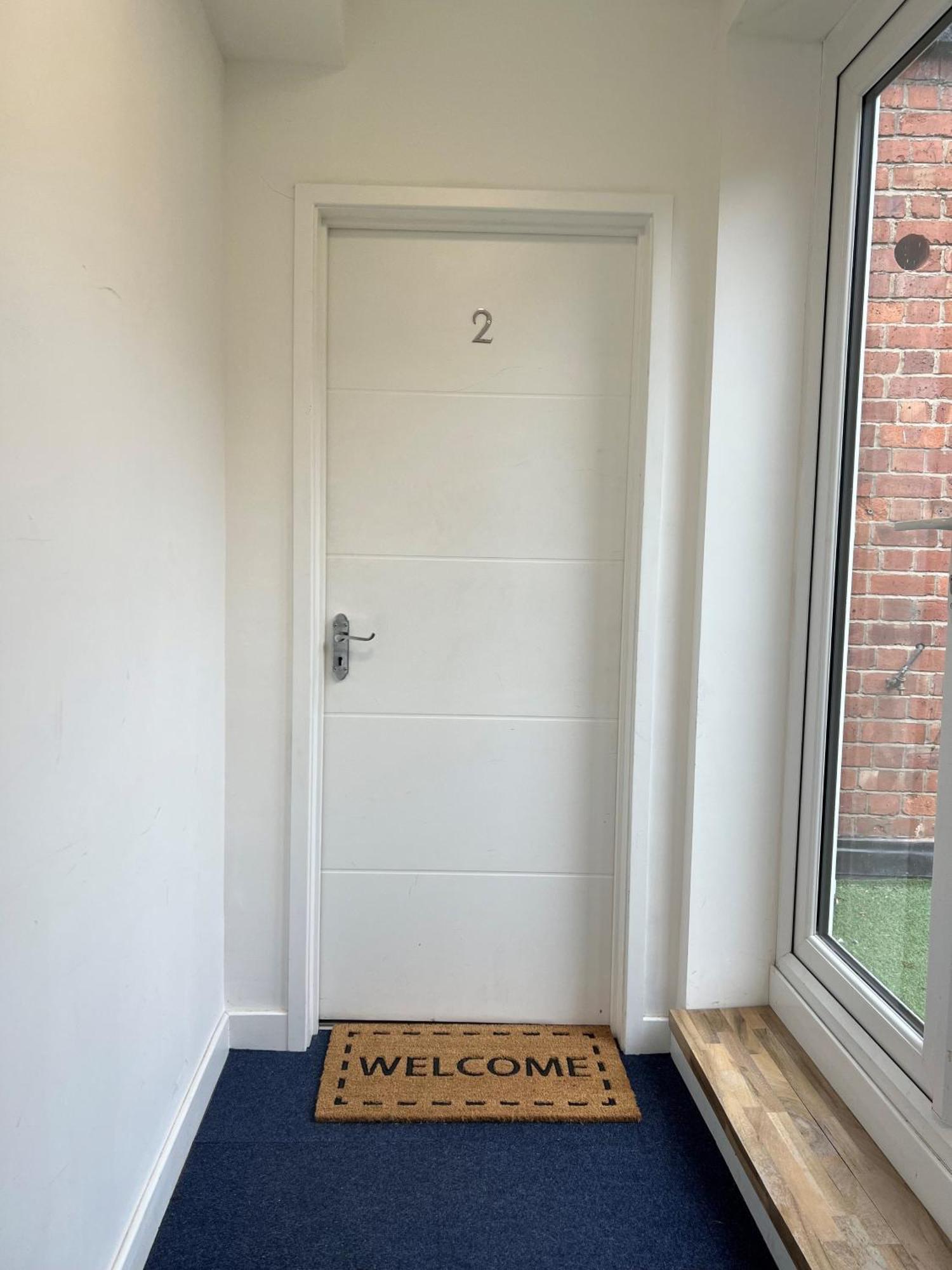 Premium Offer L Last-minute Escape L Aj L High Street L Parking L Ideal For Short Or Long - Town Centre Apartment, 4 Beds, 1 Bathroom