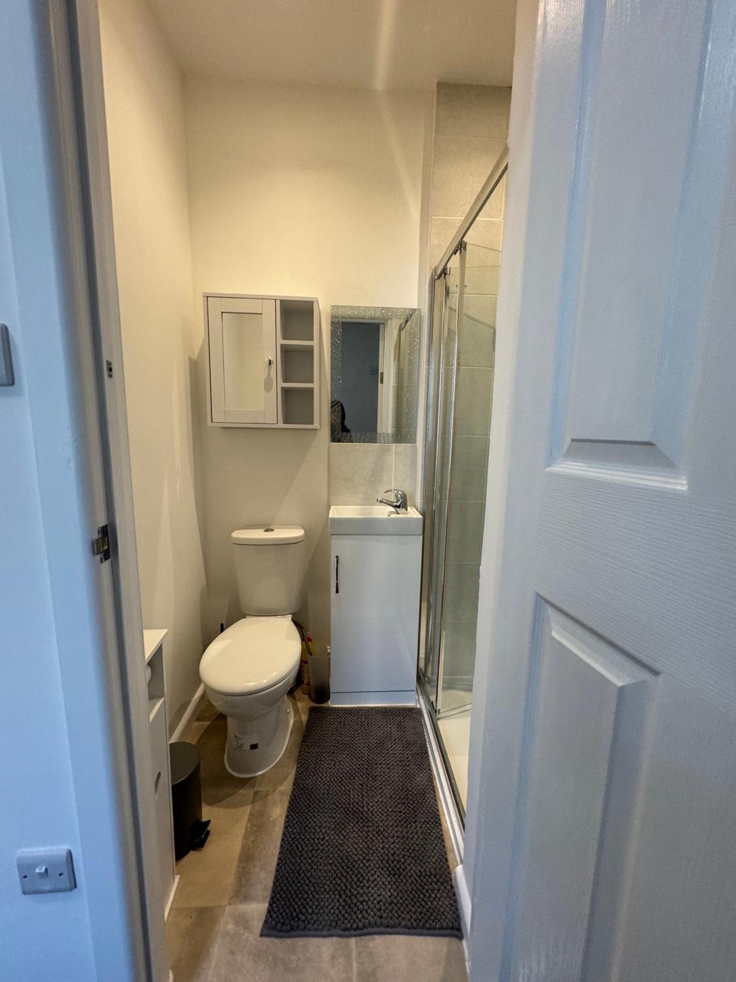 Comfortable Away From Home, Town Centre, Free Parking,multiple Homestay *