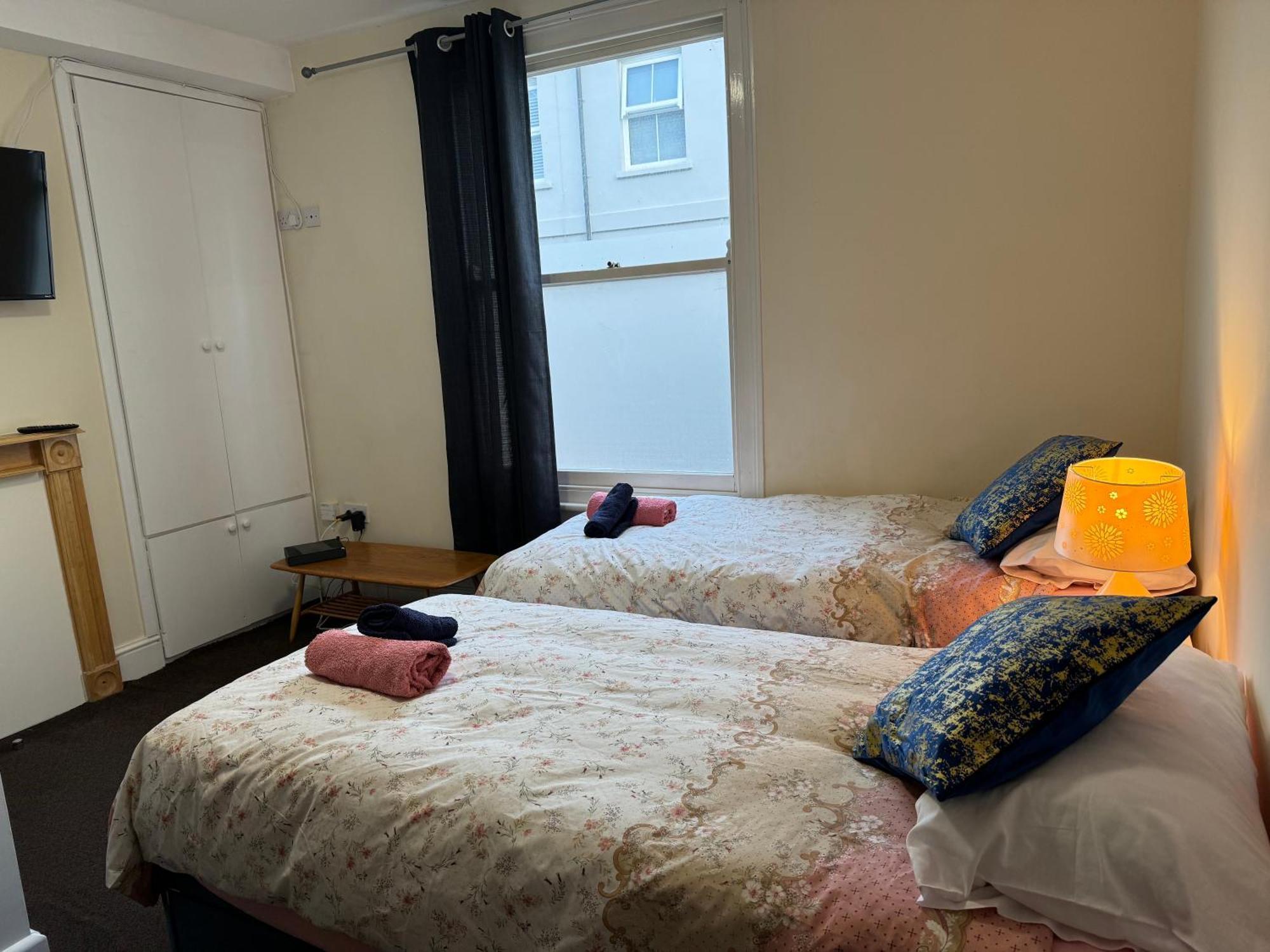 Comfortable Away From Home, Town Centre, Free Parking,multiple Homestay