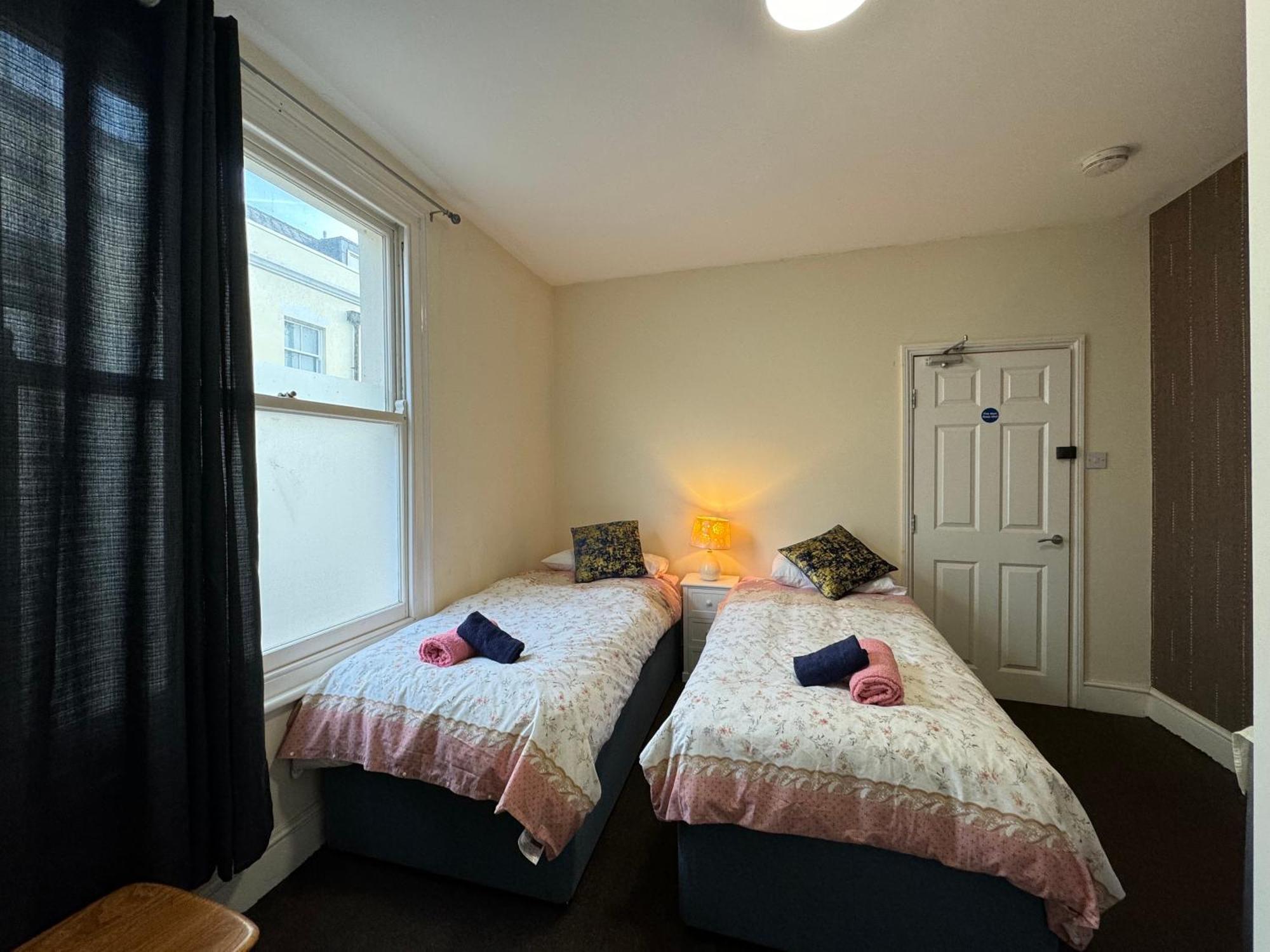 Homestay Comfortable Away From Home, Town Centre, Free Parking,multiple *