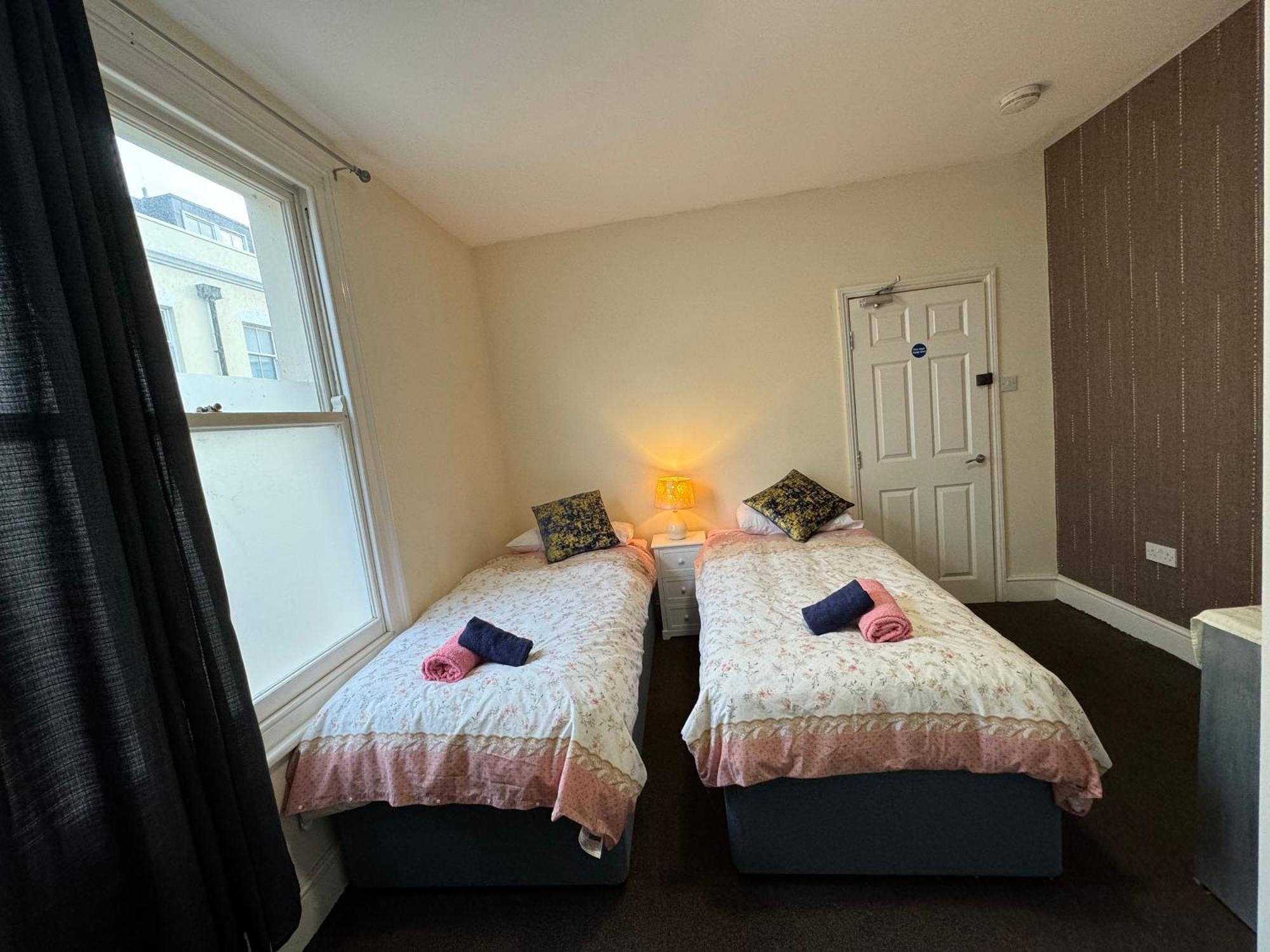 Comfortable Away From Home, Town Centre, Free Parking,multiple Homestay Cheltenham