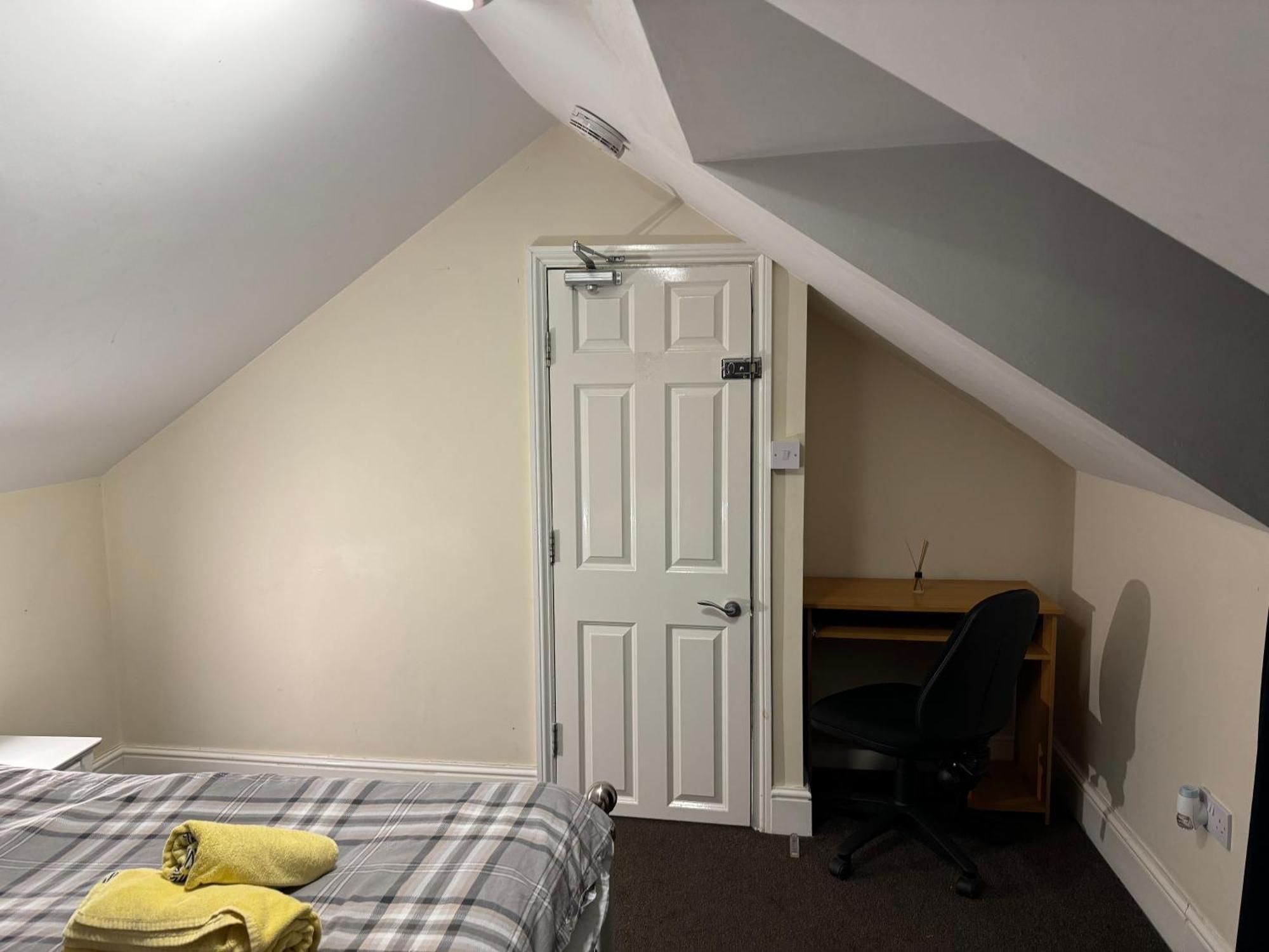 Comfortable Away From Home, Town Centre, Free Parking,multiple Homestay Cheltenham