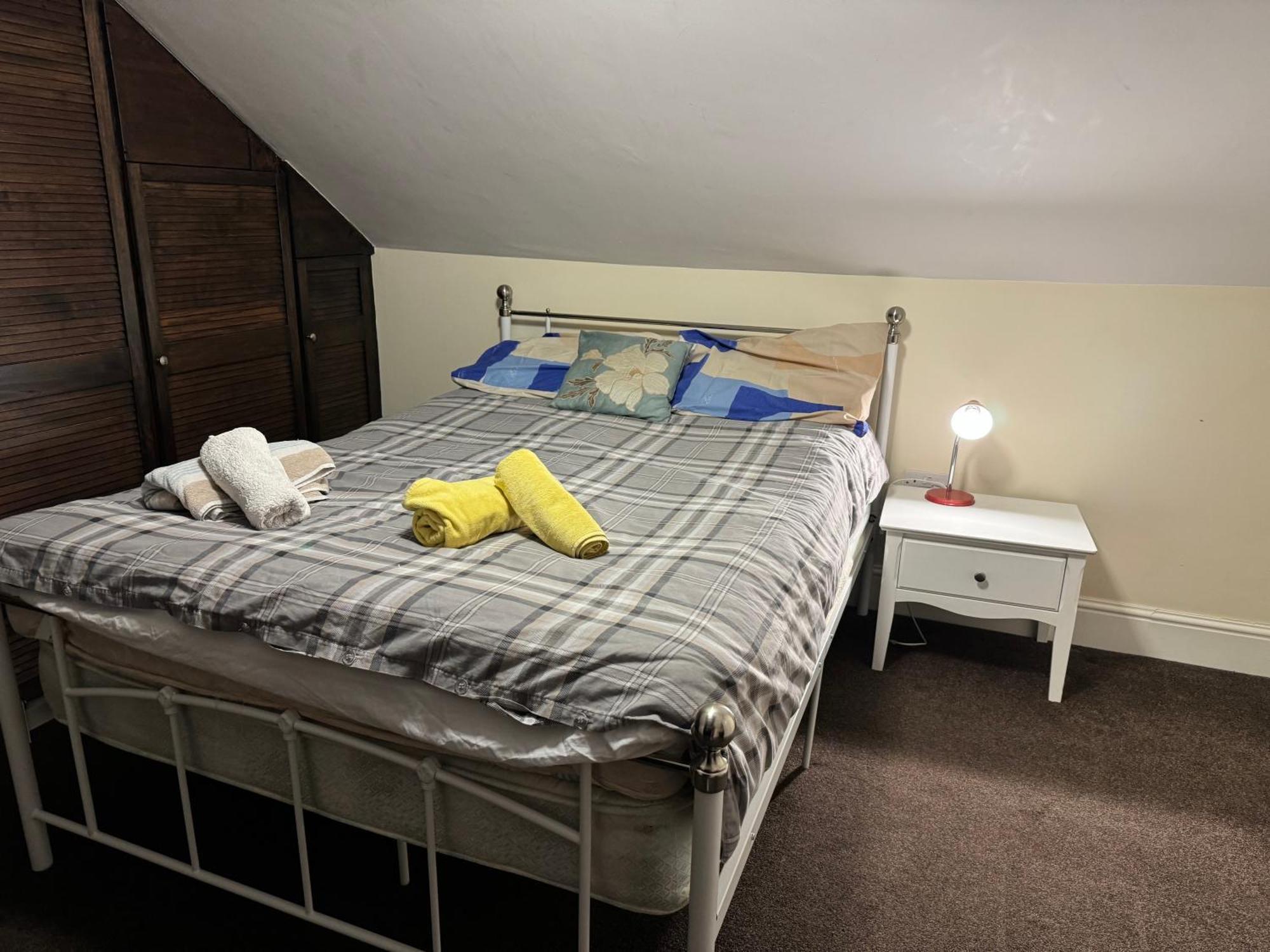 Comfortable Away From Home, Town Centre, Free Parking,multiple Homestay *