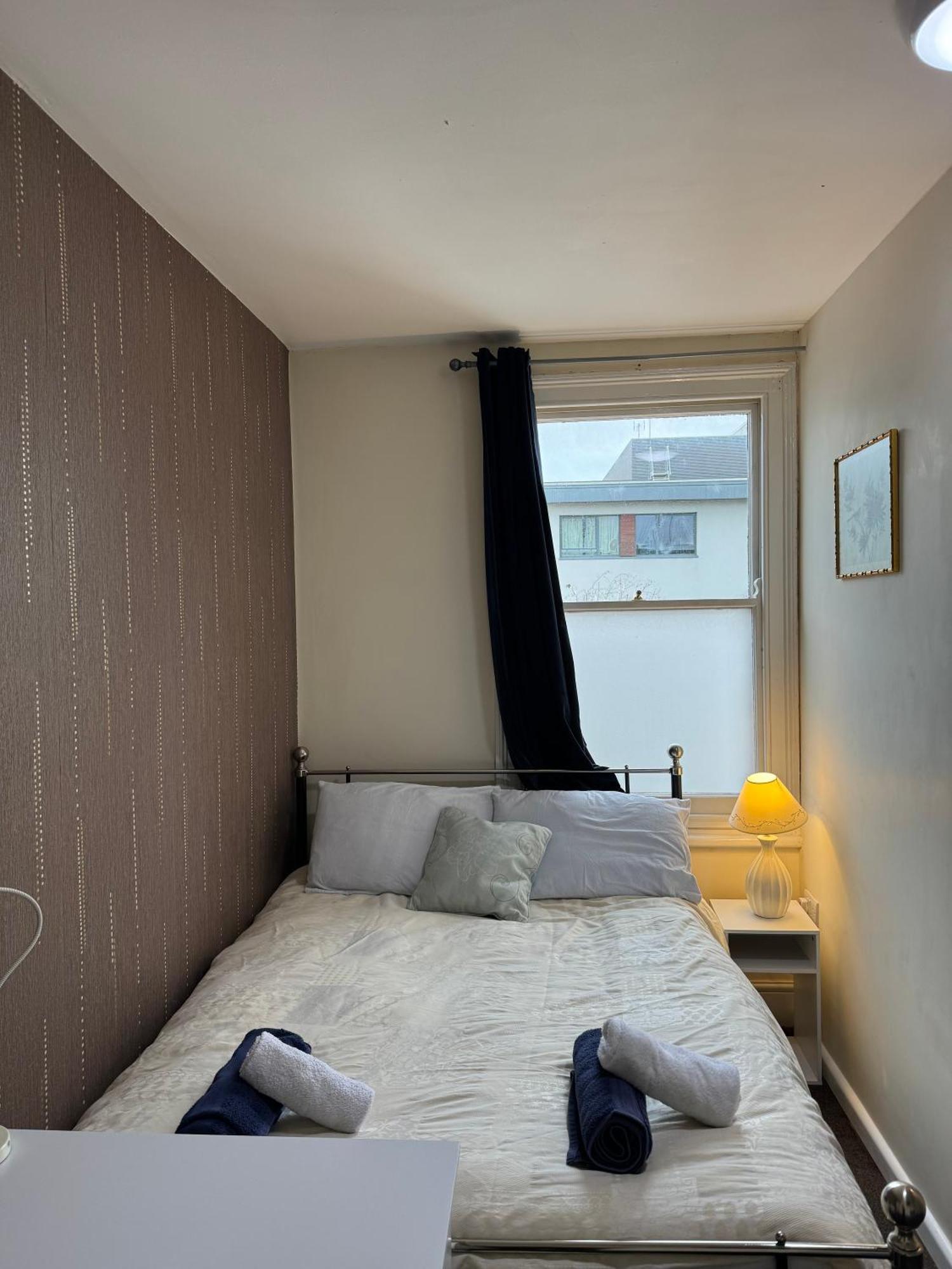 Homestay Comfortable Away From Home, Town Centre, Free Parking,multiple *