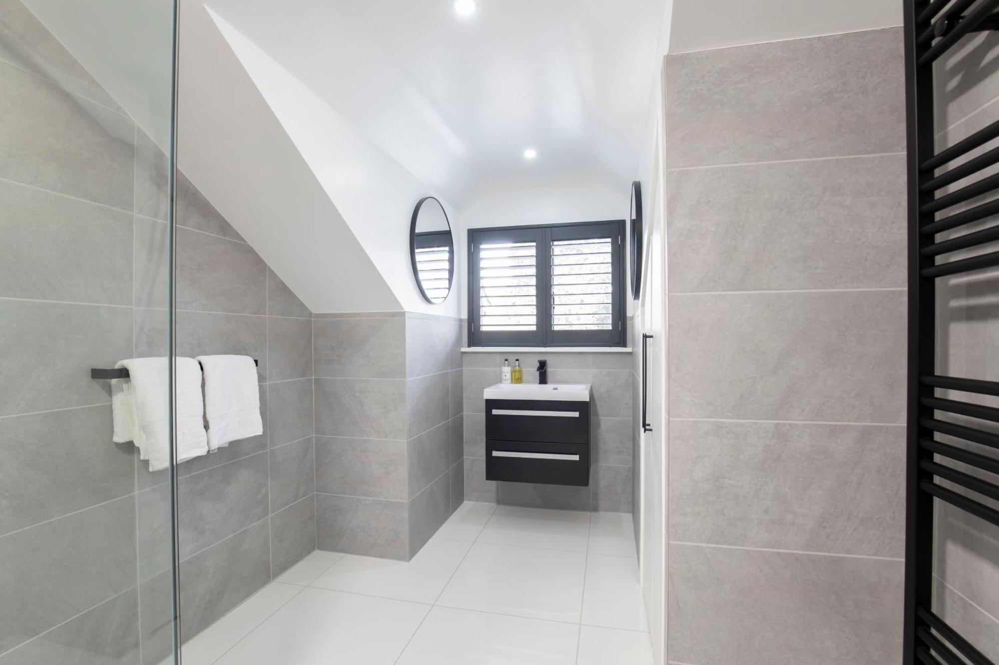Elliot Oliver - Luxurious 6 Bedroom With Hot Tub & Log Burner Apartment