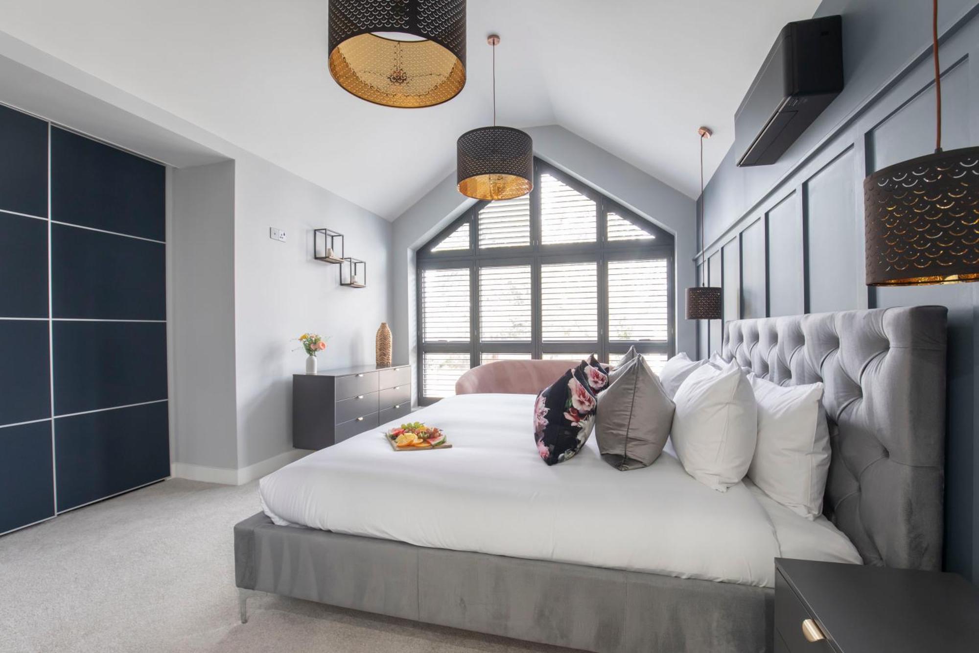 Elliot Oliver - Luxurious 6 Bedroom With Hot Tub & Log Burner *