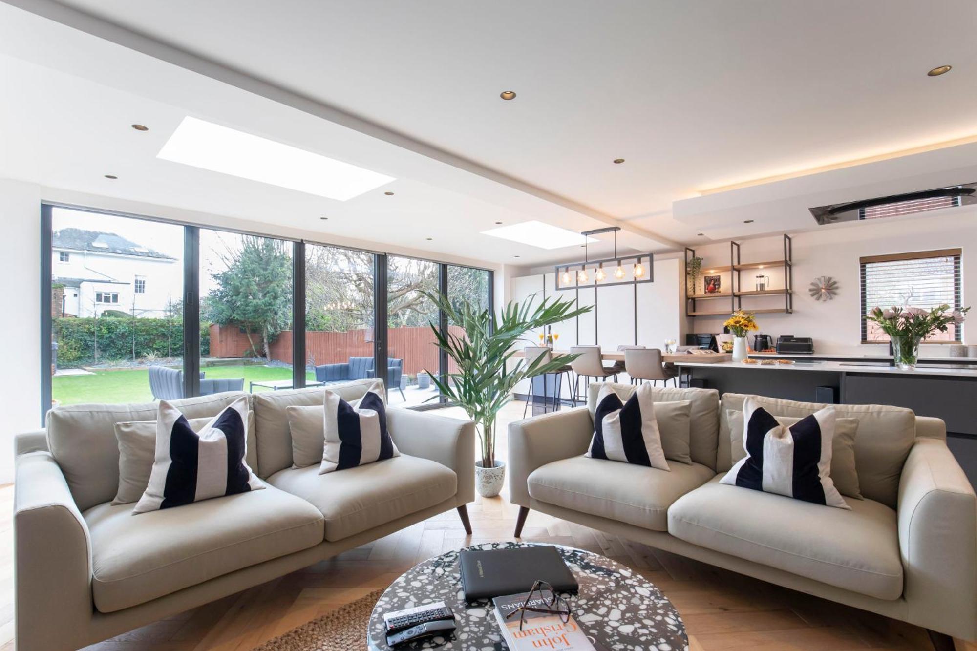Elliot Oliver - Luxurious 6 Bedroom With Hot Tub & Log Burner