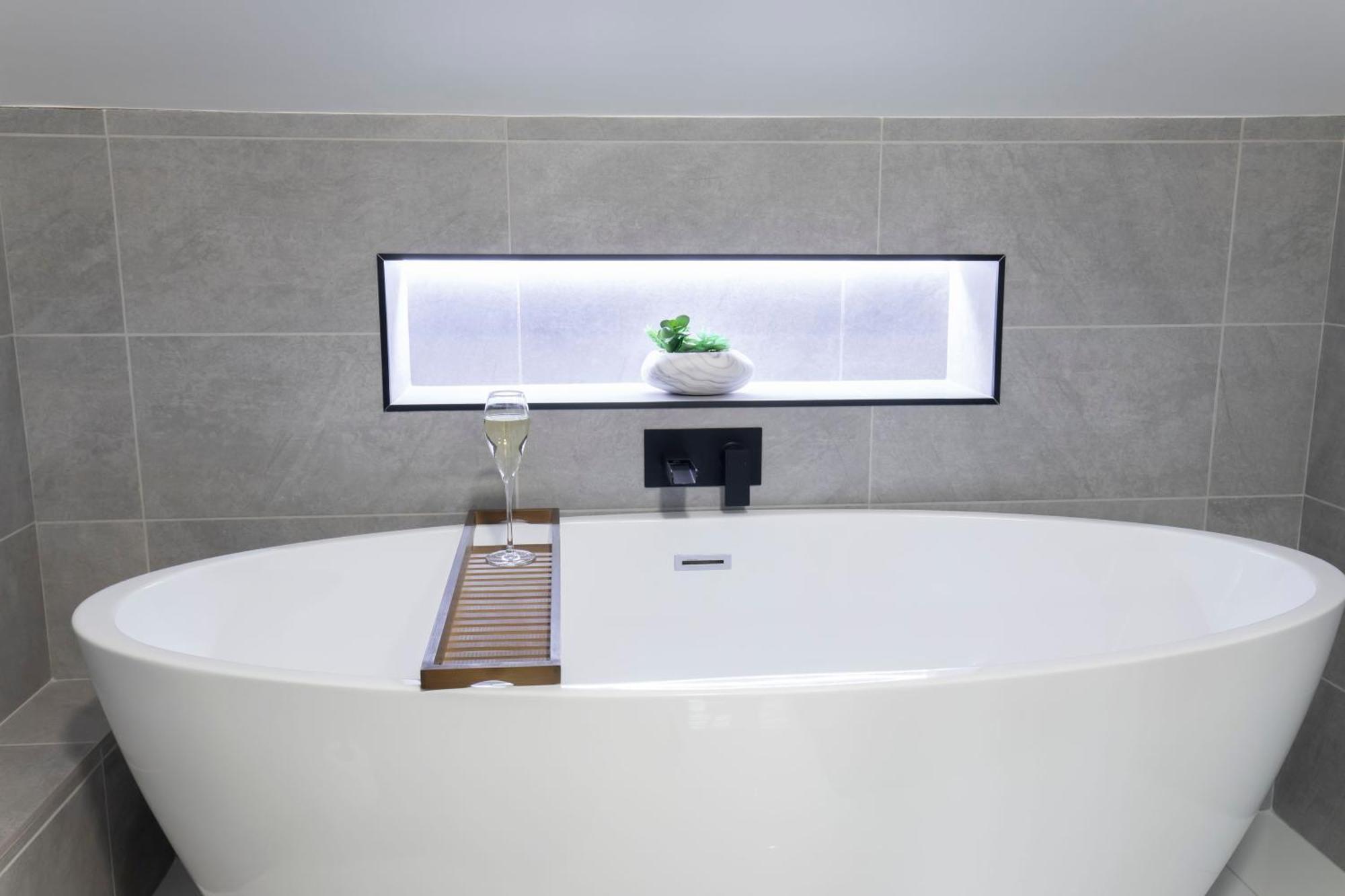 Elliot Oliver - Luxurious 6 Bedroom With Hot Tub & Log Burner Apartment *