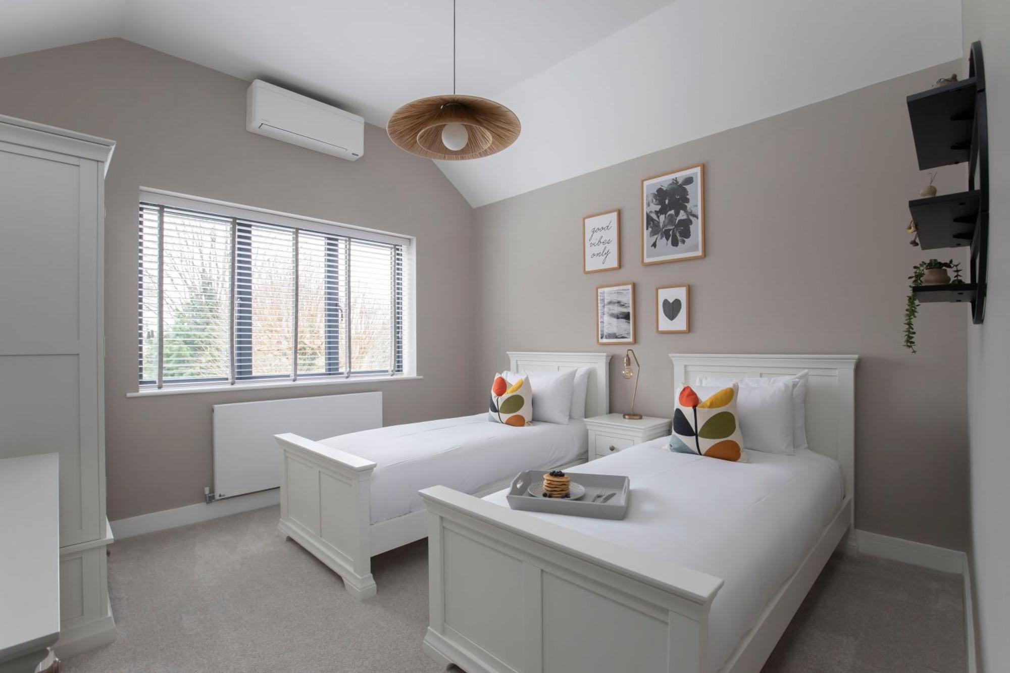Elliot Oliver - Luxurious 6 Bedroom With Hot Tub & Log Burner Apartment