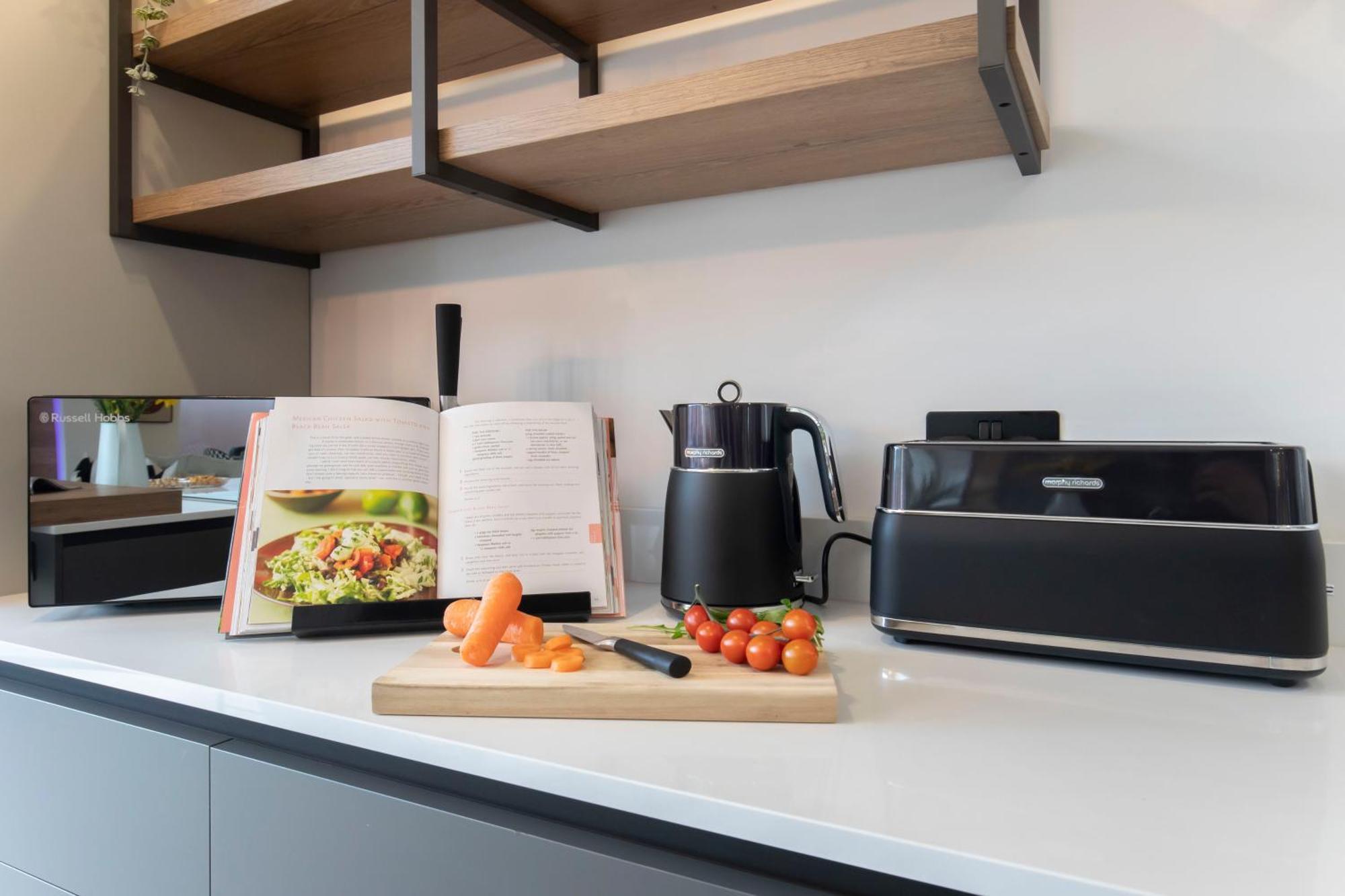Elliot Oliver - Luxurious 6 Bedroom With Hot Tub & Log Burner Apartment *