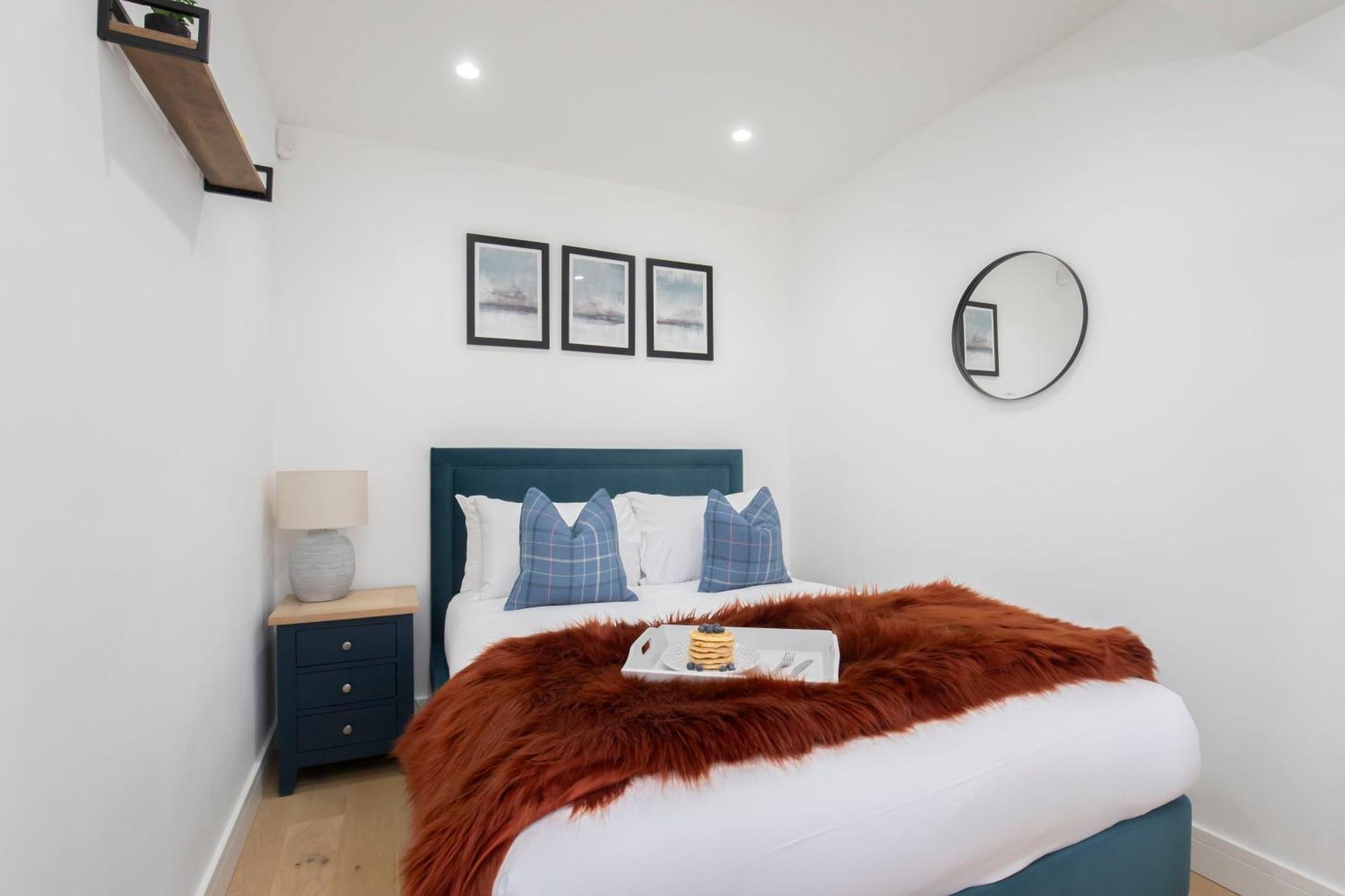 Elliot Oliver - Luxurious 6 Bedroom With Hot Tub & Log Burner Apartment