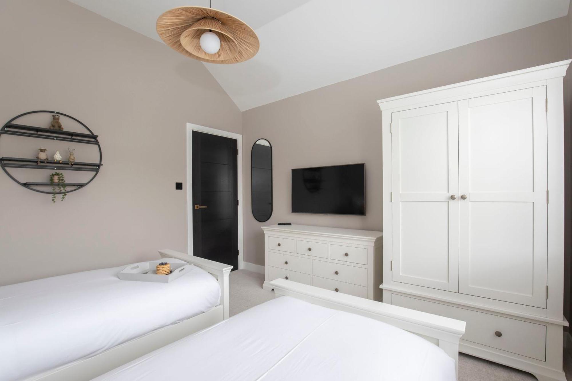 Elliot Oliver - Luxurious 6 Bedroom With Hot Tub & Log Burner *