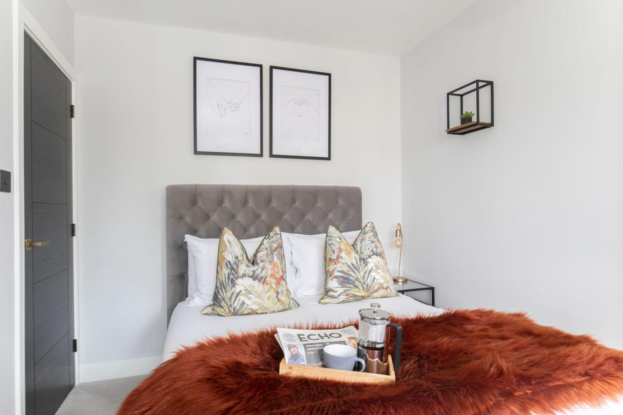 Elliot Oliver - Luxurious 6 Bedroom With Hot Tub & Log Burner Apartment *
