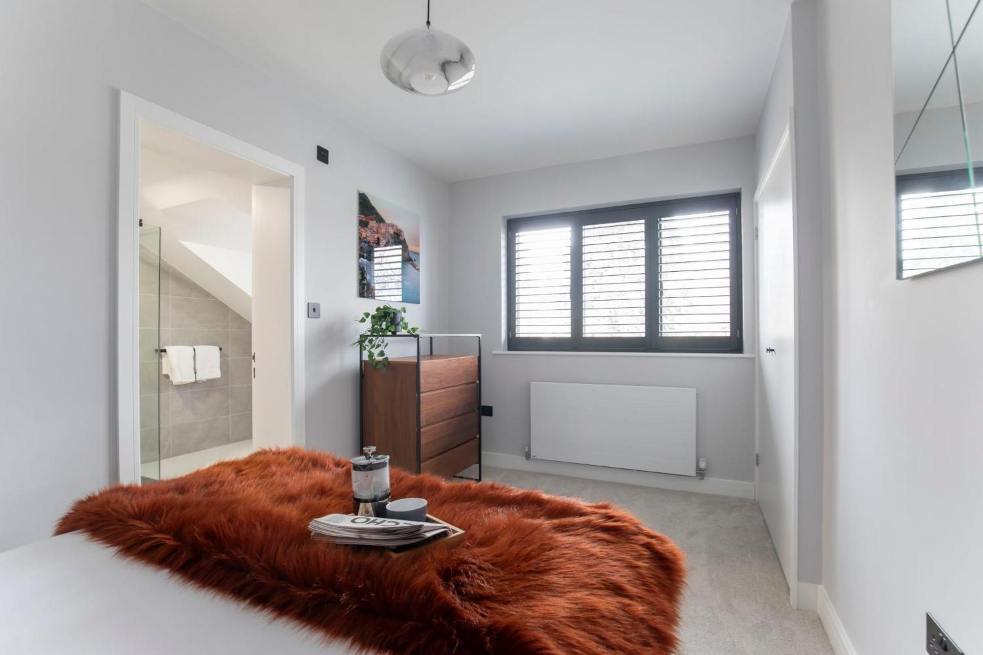 Elliot Oliver - Luxurious 6 Bedroom With Hot Tub & Log Burner Apartment *