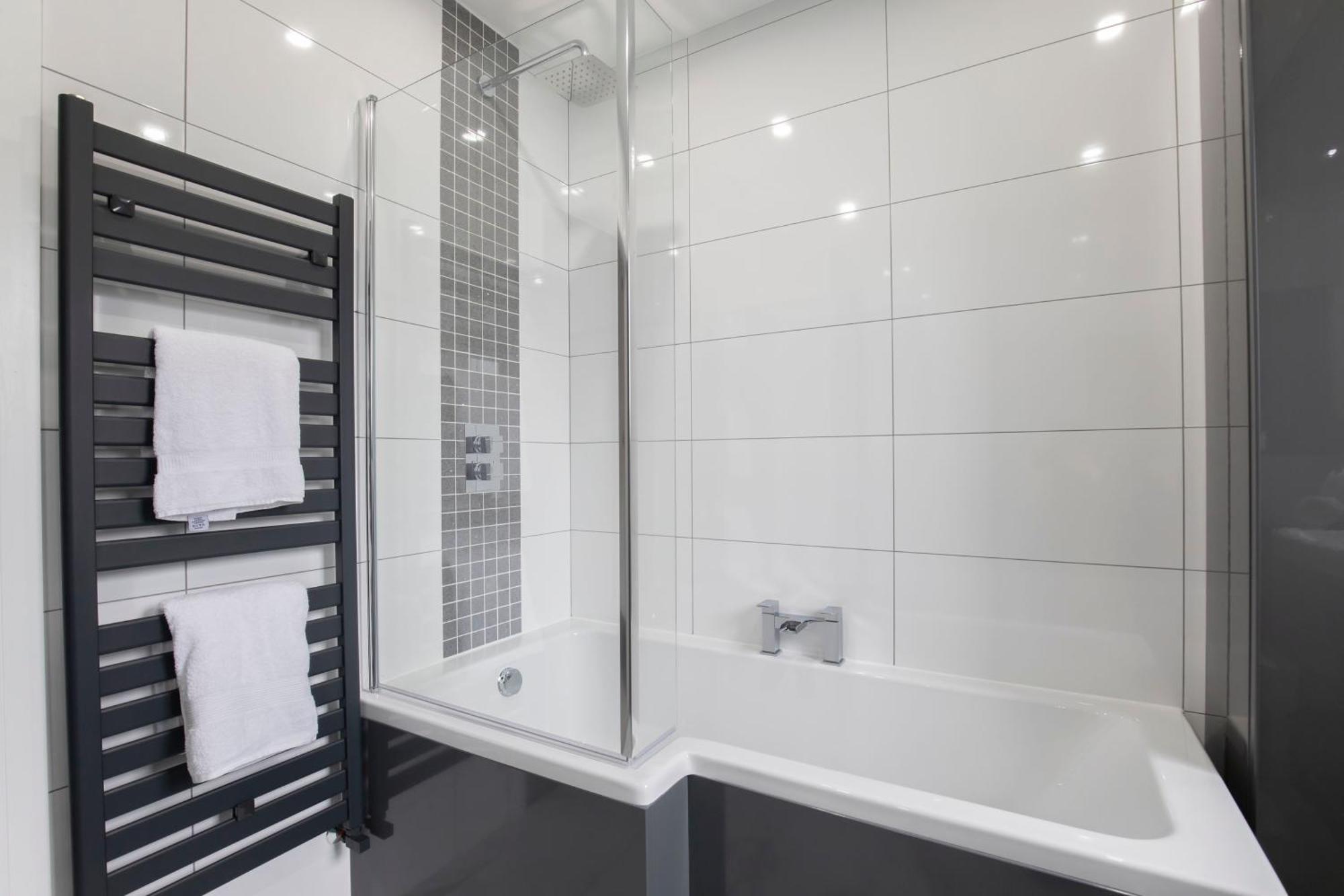 Elliot Oliver - Luxurious 6 Bedroom With Hot Tub & Log Burner Apartment Cheltenham