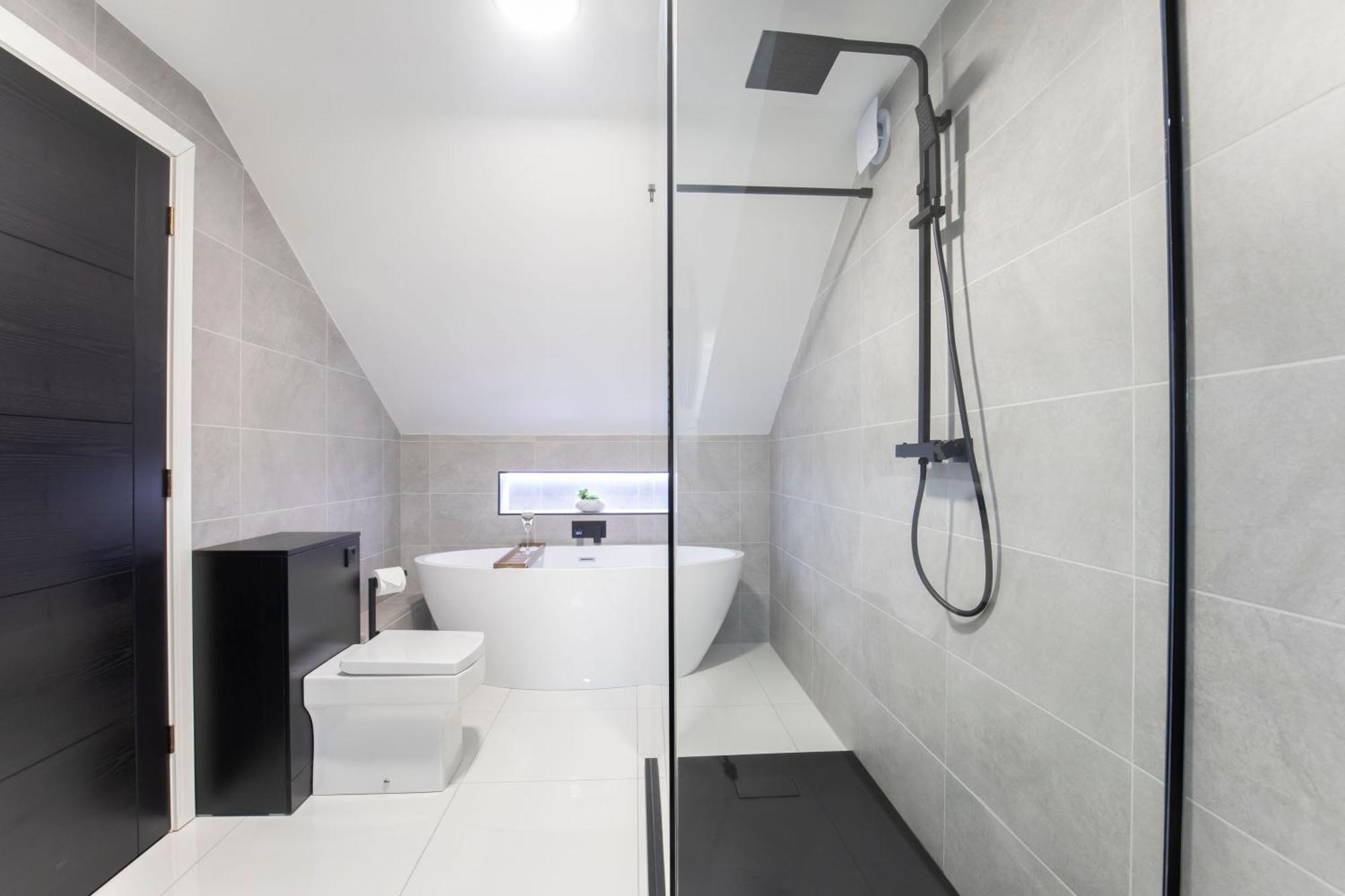 Elliot Oliver - Luxurious 6 Bedroom With Hot Tub & Log Burner Apartment