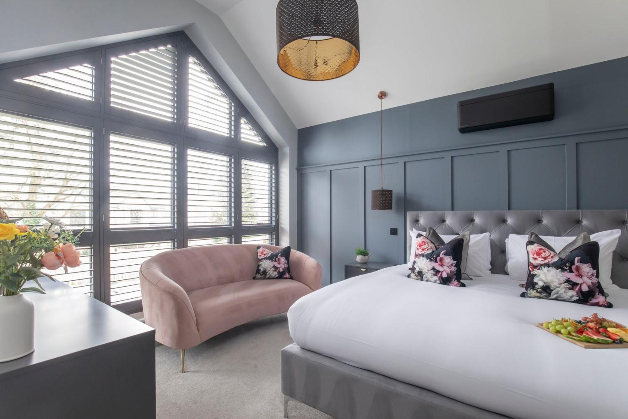 Elliot Oliver - Luxurious 6 Bedroom With Hot Tub & Log Burner Apartment *