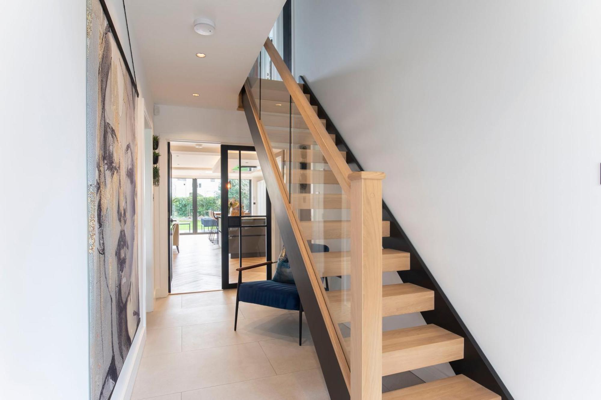 Elliot Oliver - Luxurious 6 Bedroom With Hot Tub & Log Burner Apartment *