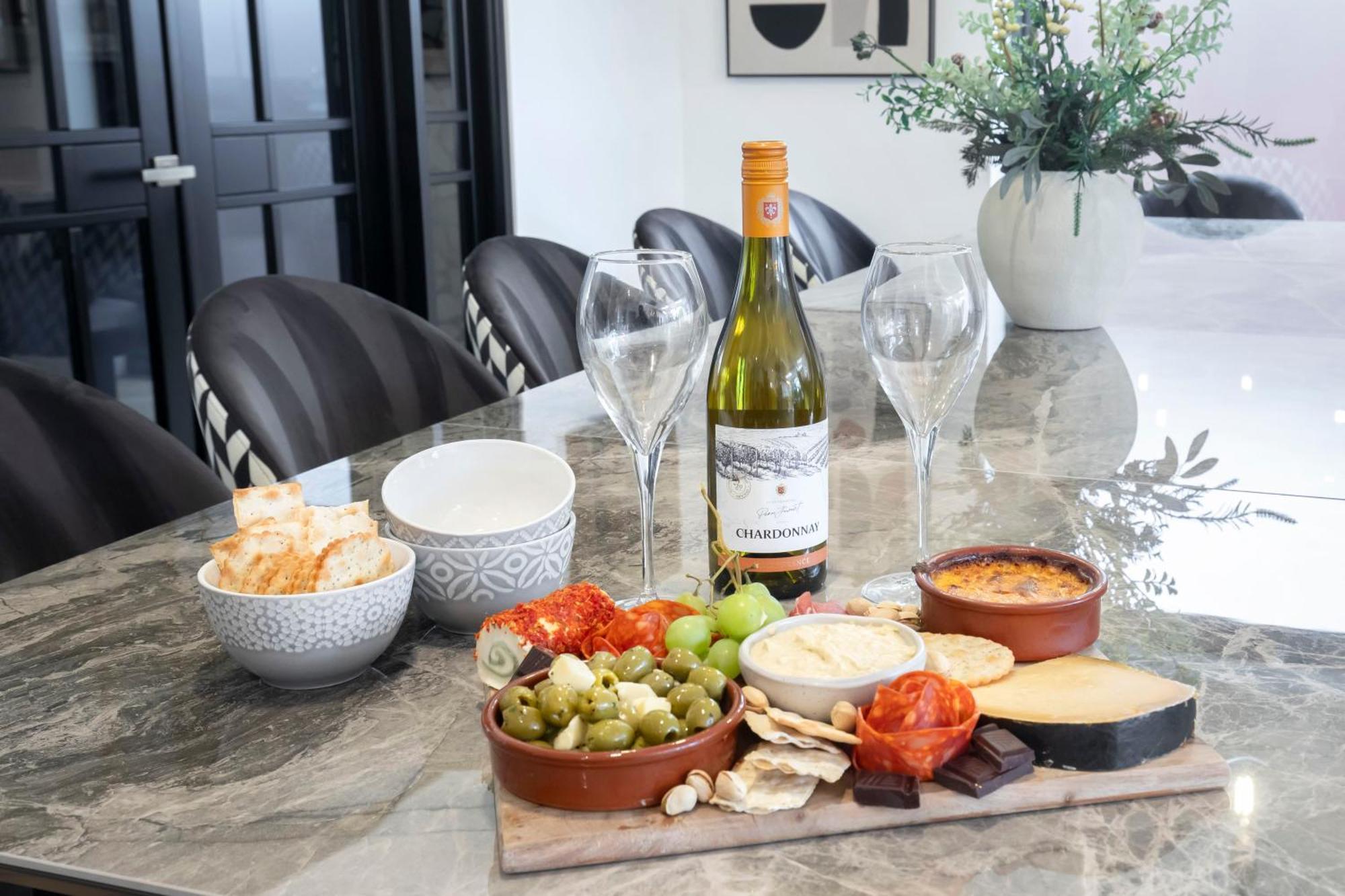 Apartment Elliot Oliver - Luxurious 6 Bedroom With Hot Tub & Log Burner *