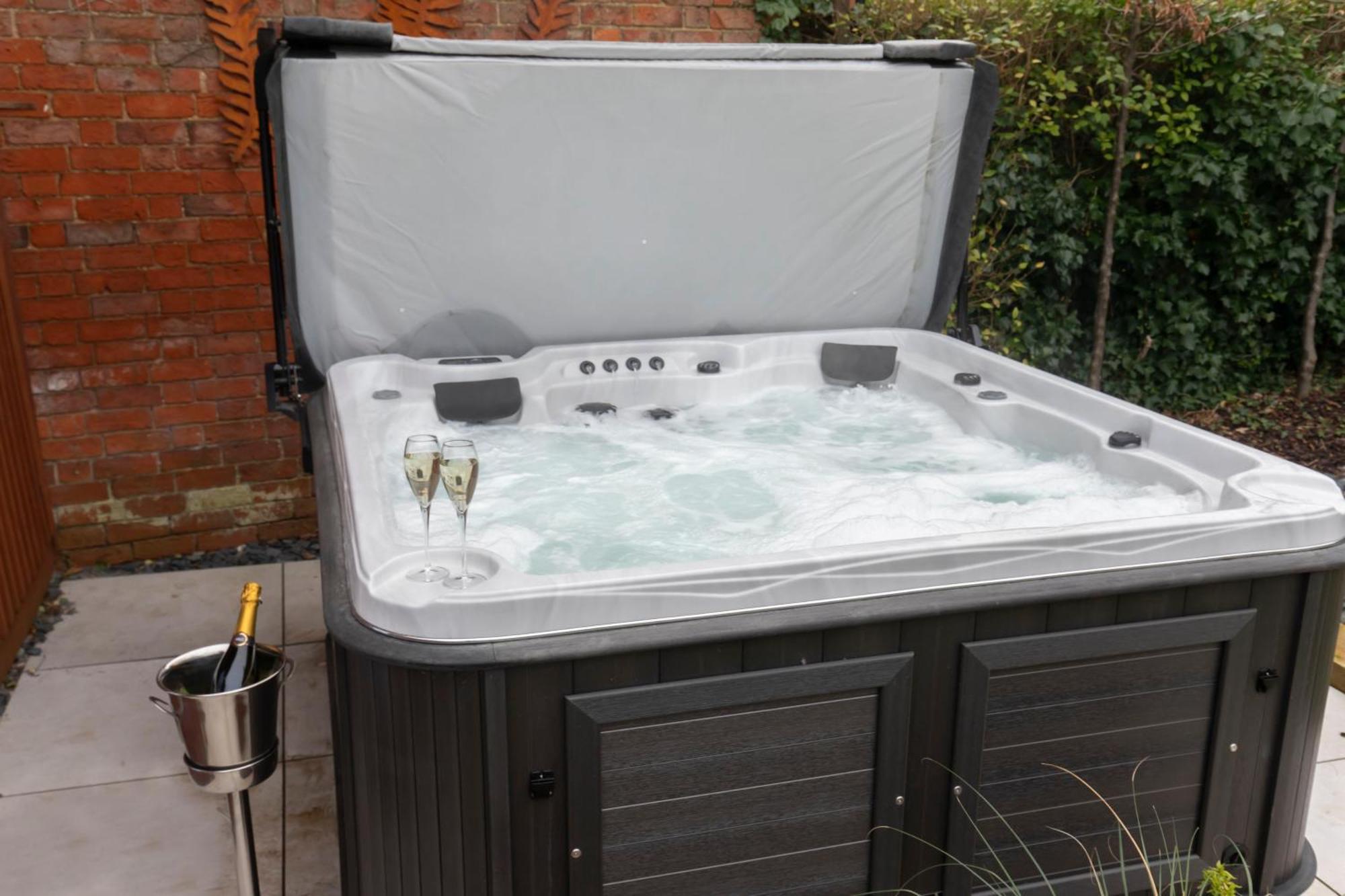 Elliot Oliver - Luxurious 6 Bedroom With Hot Tub & Log Burner Apartment Cheltenham