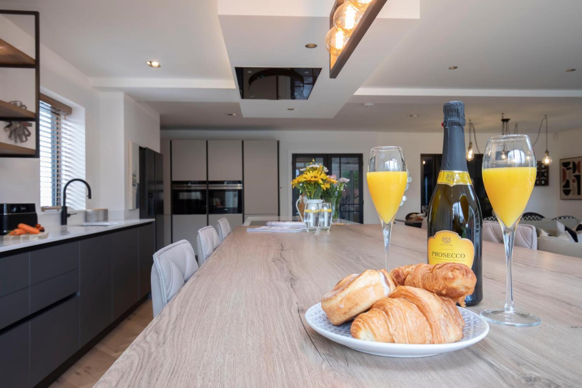 Elliot Oliver - Luxurious 6 Bedroom With Hot Tub & Log Burner Apartment *