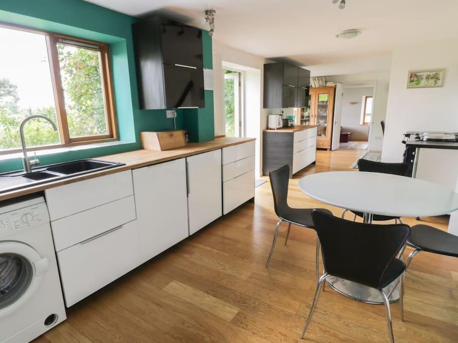 Spacious Rural Cotswolds Family With Mod-cons! Cheltenham